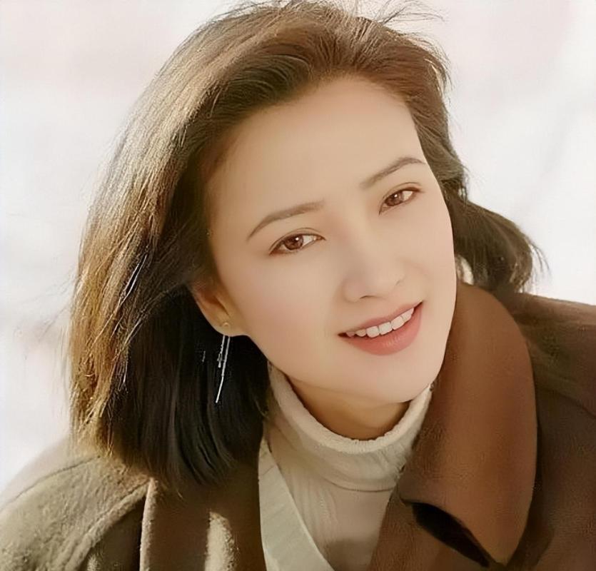 Diễn viên duy nhất góp mặt trong cả 4 bộ phim chuyển thể từ Tứ đại danh tác hóa ra là "con nhà người ta" học vấn đáng nể!- Ảnh 6.