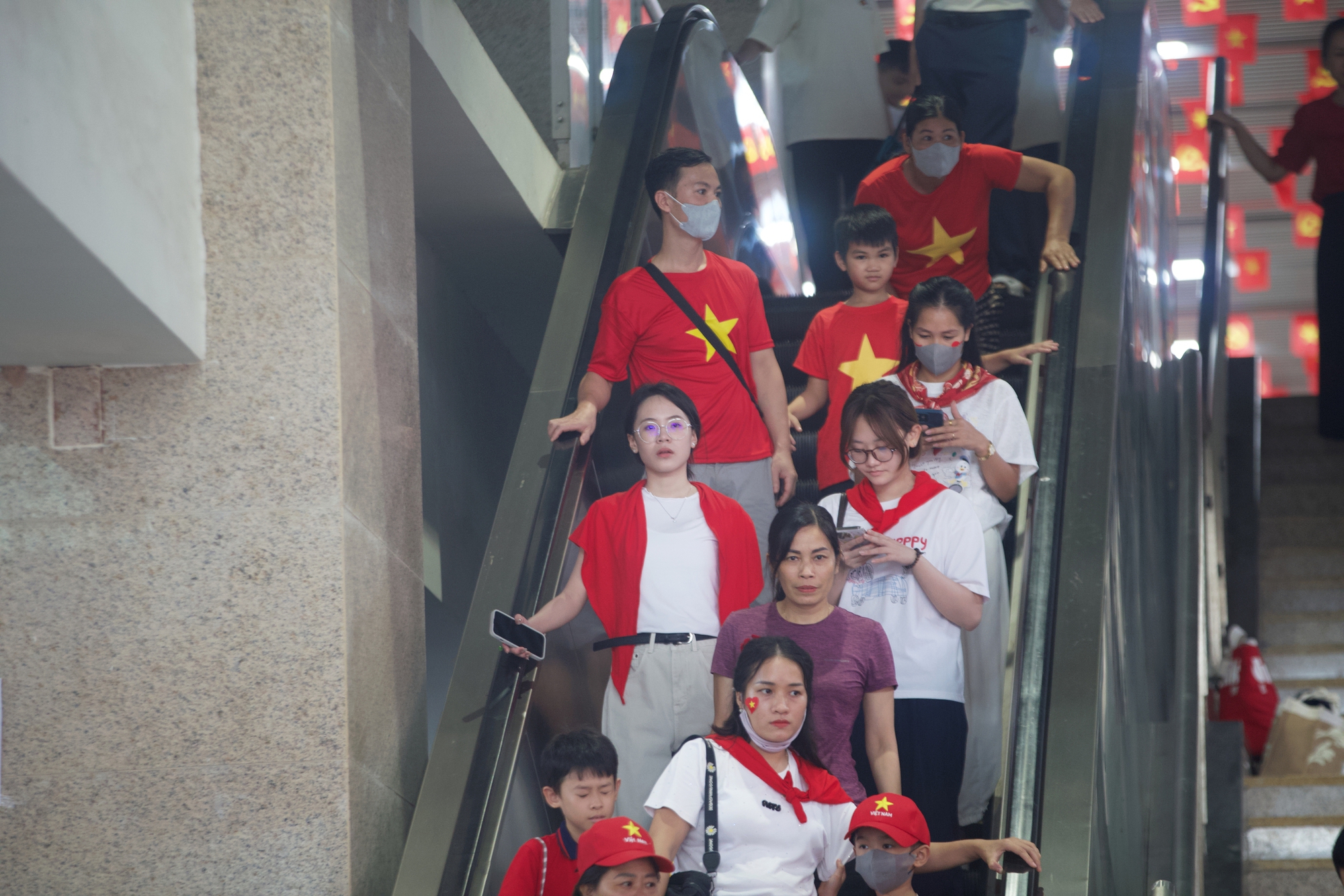 Miễn phí vé, ga tàu Cát Linh - Hà Đông chật kín khách đi xem diễu binh Quốc khánh 2-9- Ảnh 2. Miễn phí vé, ga tàu Cát Linh - Hà Đông chật kín khách đi xem diễu binh Quốc khánh 2-9- Ảnh 2.