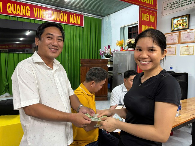 Hơn 100 hộ dân ở một phường tại TP HCM đi nhận tiền Quốc khánh trong đêm- Ảnh 1. Hơn 100 hộ dân ở một phường tại TP HCM đi nhận tiền Quốc khánh trong đêm- Ảnh 1.