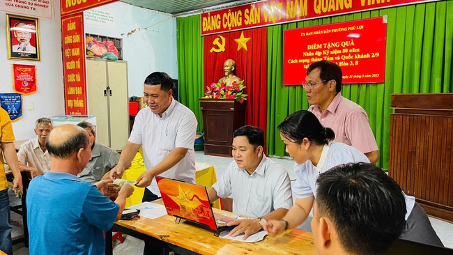Hơn 100 hộ dân ở một phường tại TP HCM đi nhận tiền Quốc khánh trong đêm- Ảnh 2. Hơn 100 hộ dân ở một phường tại TP HCM đi nhận tiền Quốc khánh trong đêm- Ảnh 2.