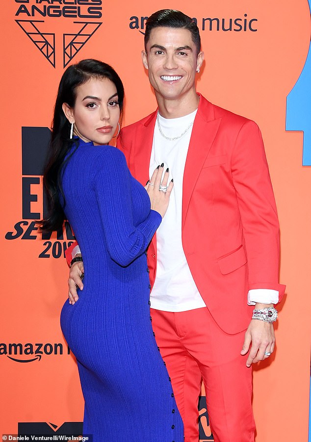 Vợ sắp cưới của Ronaldo khoe nhẫn đính hôn kim cương 79 tỷ, chiếm trọn spotlight giữa thảm đỏ LHP Venice- Ảnh 10. Vợ sắp cưới của Ronaldo khoe nhẫn đính hôn kim cương 79 tỷ, chiếm trọn spotlight giữa thảm đỏ LHP Venice- Ảnh 10.