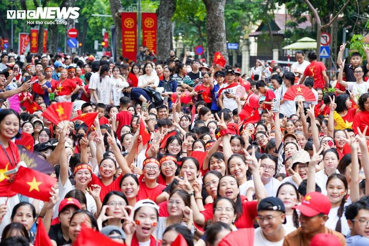 Người Việt chi hàng tỷ đồng mua khăn, áo, cờ đỏ sao vàng dịp đại lễ 2/9- Ảnh 3.