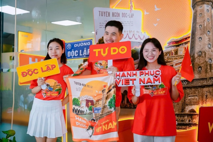 Người Việt chi hàng tỷ đồng mua khăn, áo, cờ đỏ sao vàng dịp đại lễ 2/9- Ảnh 1.