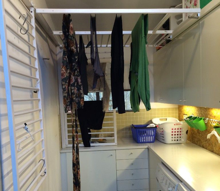 Chuyên gia độc chất CẢNH BÁO 5 sai lầm khi phơi quần áo trong nhà ngày mưa bão "mời gọi" vi khuẩn, bệnh tật- Ảnh 1.