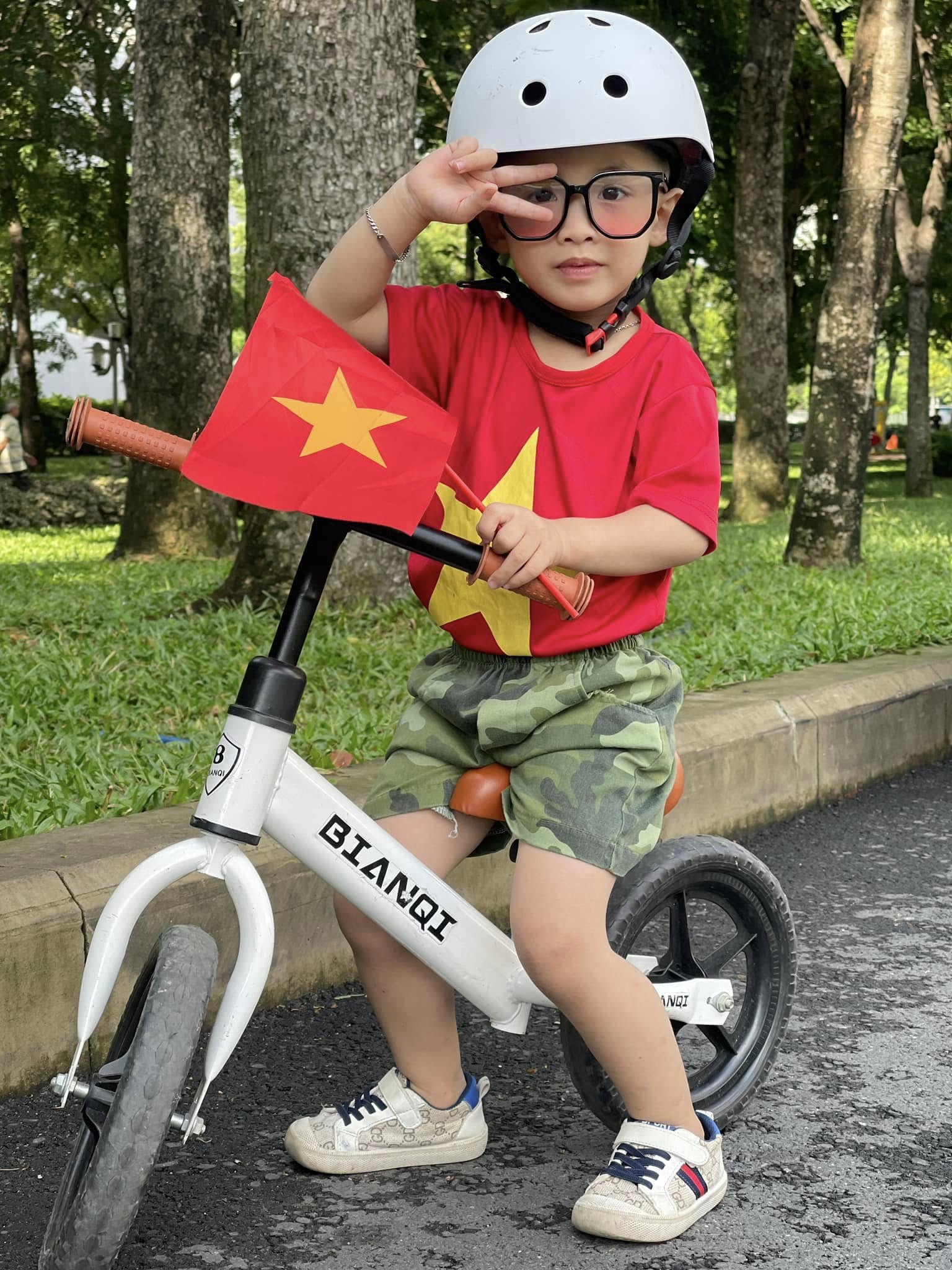 Bố mẹ đưa bé con 4 tuổi vượt hơn 1.600km từ Nam ra Bắc trước thềm đại lễ: Bố mẹ đưa bé con 4 tuổi vượt hơn 1.600km từ Nam ra Bắc trước thềm đại lễ: