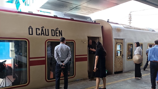 Chuyến tàu 2 tầng cải tạo từ toa xe cũ, chạy qua 5 ga: Thông tin mới nhất về giá vé, thời gian chạy- Ảnh 2. Chuyến tàu 2 tầng cải tạo từ toa xe cũ, chạy qua 5 ga: Thông tin mới nhất về giá vé, thời gian chạy- Ảnh 2.