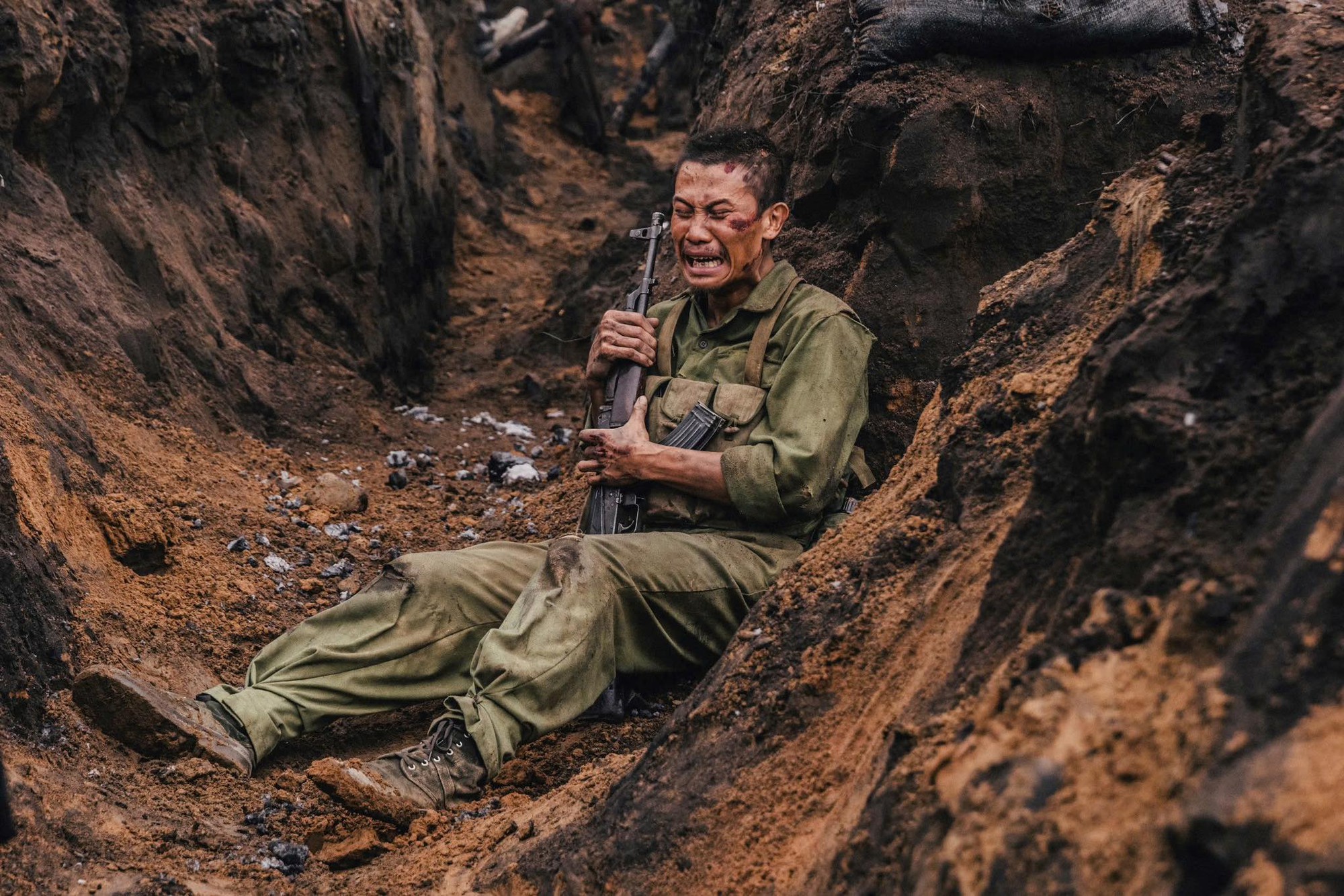 Mưa Đỏ: Khi một người điên lại là biểu tượng đau đớn và tận cùng nhất của chiến tranh- Ảnh 5.