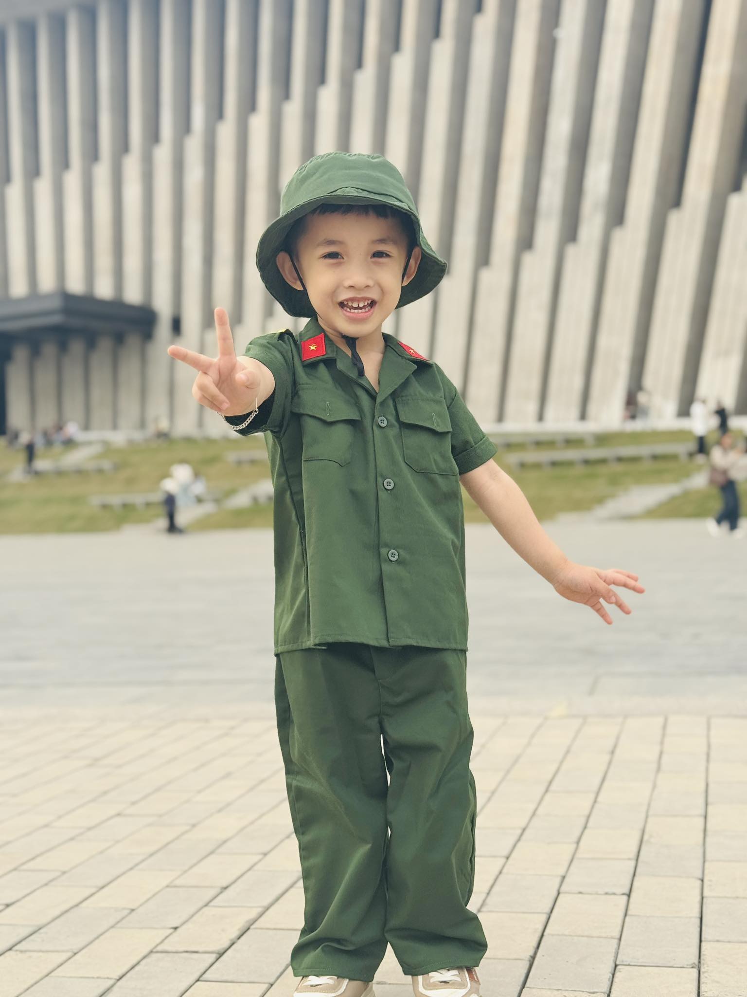 Bố mẹ đưa bé con 4 tuổi vượt hơn 1.600km từ Nam ra Bắc trước thềm đại lễ: Bố mẹ đưa bé con 4 tuổi vượt hơn 1.600km từ Nam ra Bắc trước thềm đại lễ: