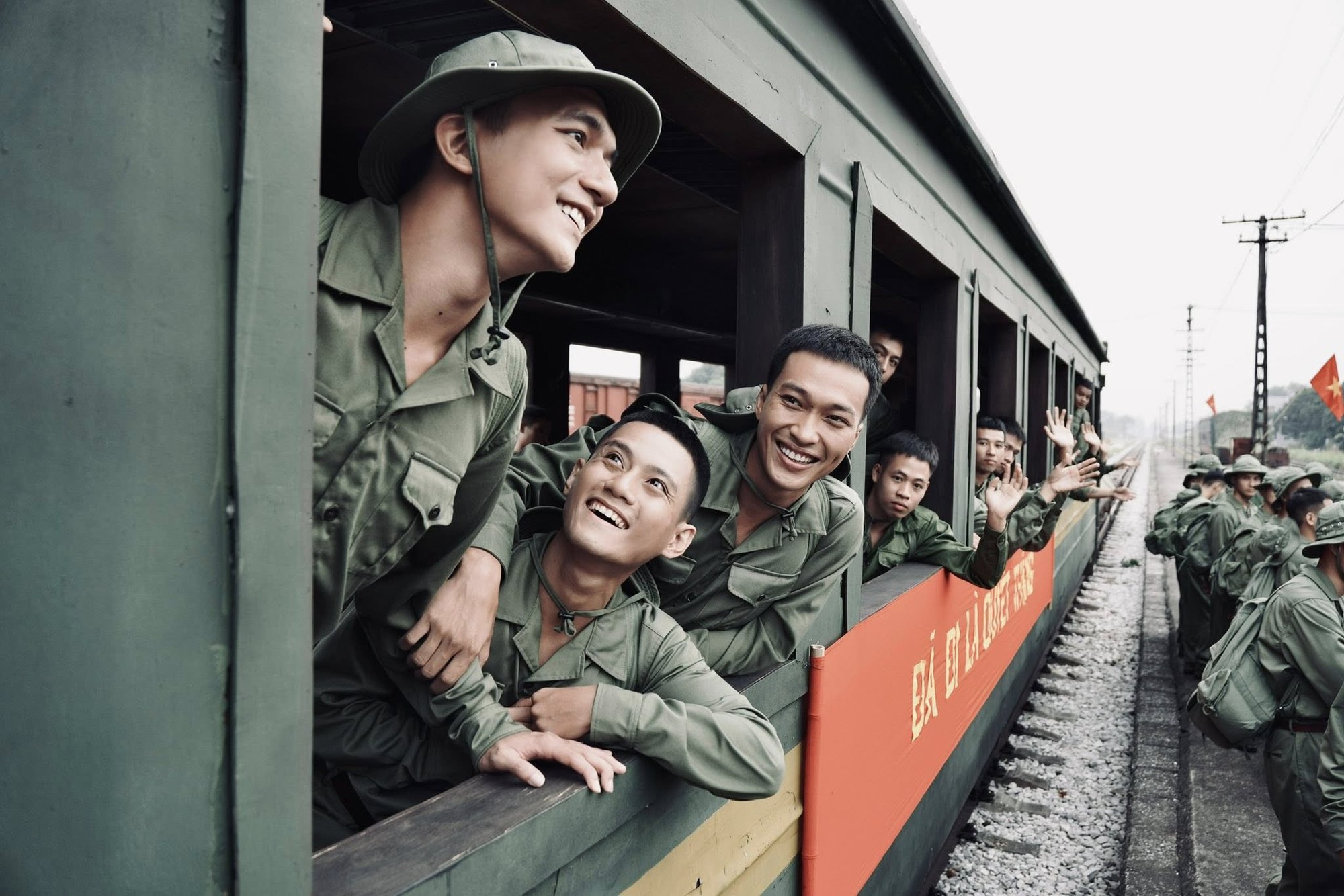 Mưa Đỏ: Khi một người điên lại là biểu tượng đau đớn và tận cùng nhất của chiến tranh- Ảnh 6.