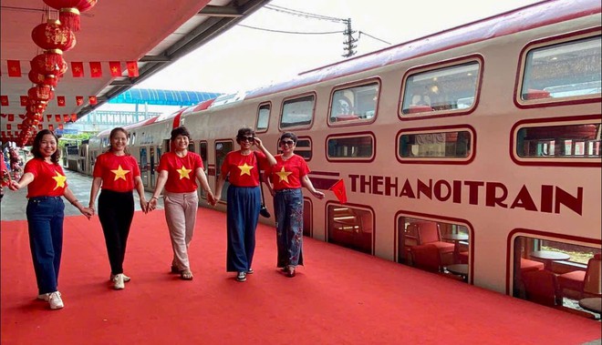 Chuyến tàu 2 tầng cải tạo từ toa xe cũ, chạy qua 5 ga: Thông tin mới nhất về giá vé, thời gian chạy- Ảnh 3. Chuyến tàu 2 tầng cải tạo từ toa xe cũ, chạy qua 5 ga: Thông tin mới nhất về giá vé, thời gian chạy- Ảnh 3.