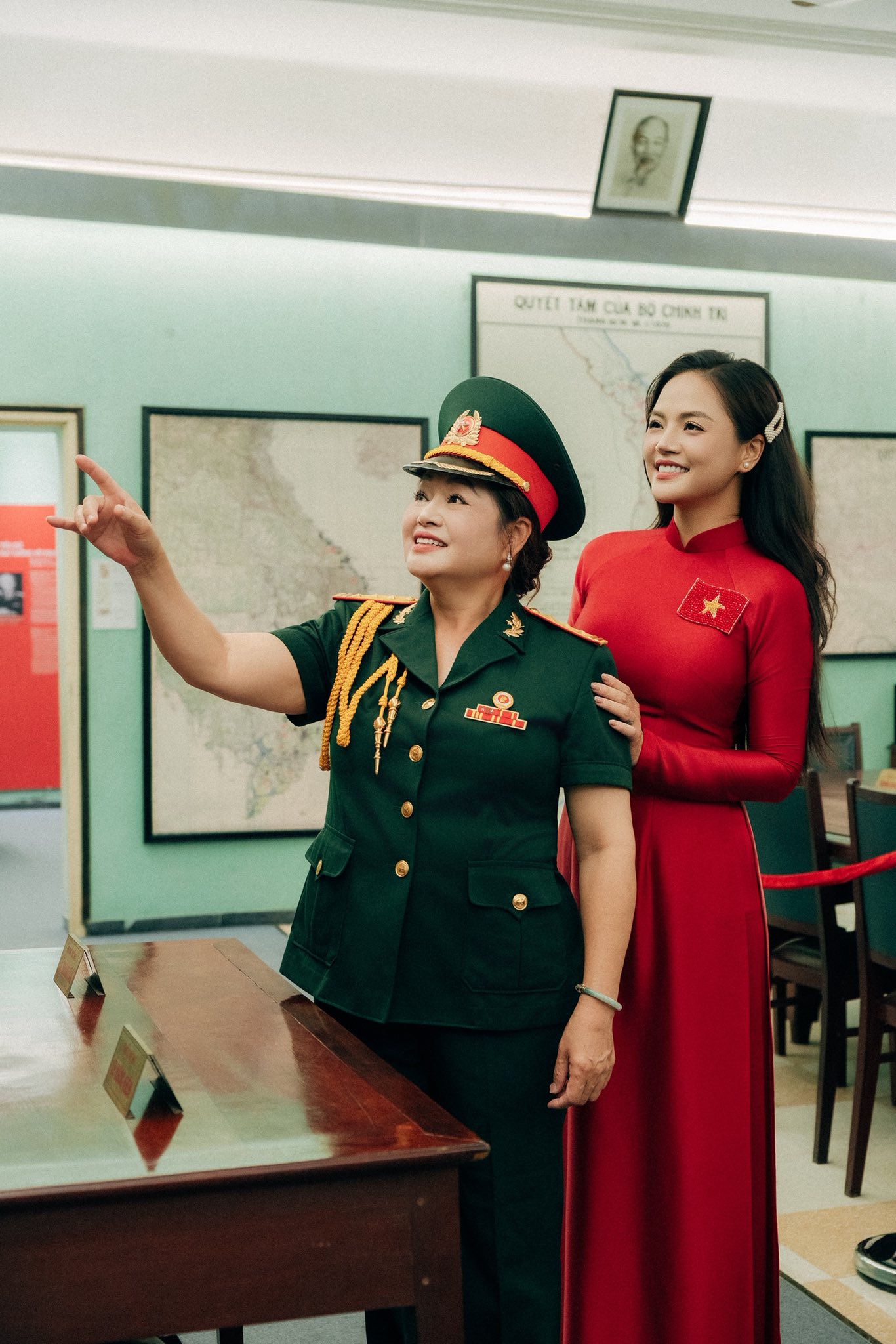 Nữ diễn viên có mẹ là Thượng tá quân đội, vinh dự cầm biển của khối Văn hoá - Thể thao diễu hành A80- Ảnh 6. Nữ diễn viên có mẹ là Thượng tá quân đội, vinh dự cầm biển của khối Văn hoá - Thể thao diễu hành A80- Ảnh 6.