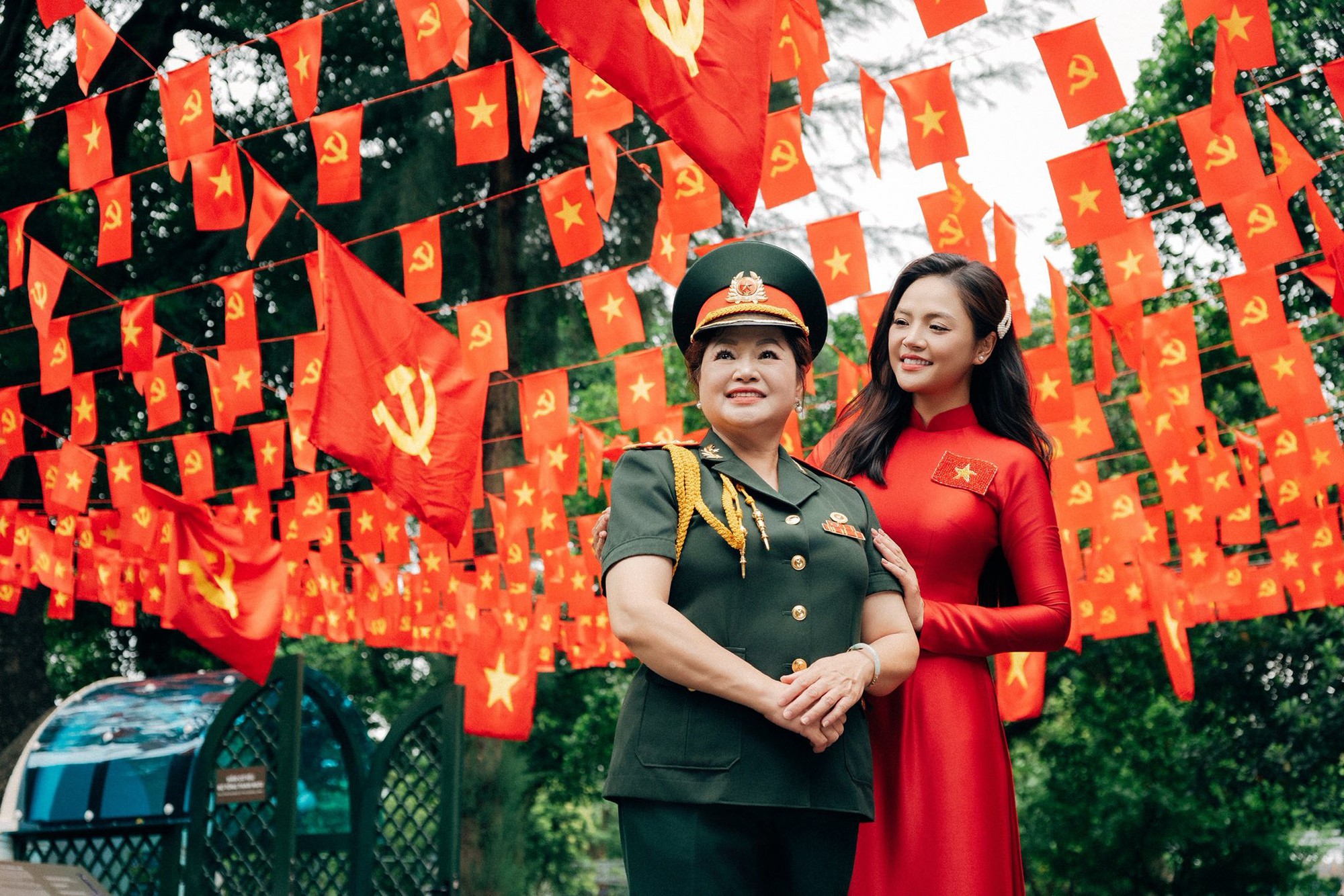 Nữ diễn viên có mẹ là Thượng tá quân đội, vinh dự cầm biển của khối Văn hoá - Thể thao diễu hành A80- Ảnh 7. Nữ diễn viên có mẹ là Thượng tá quân đội, vinh dự cầm biển của khối Văn hoá - Thể thao diễu hành A80- Ảnh 7.