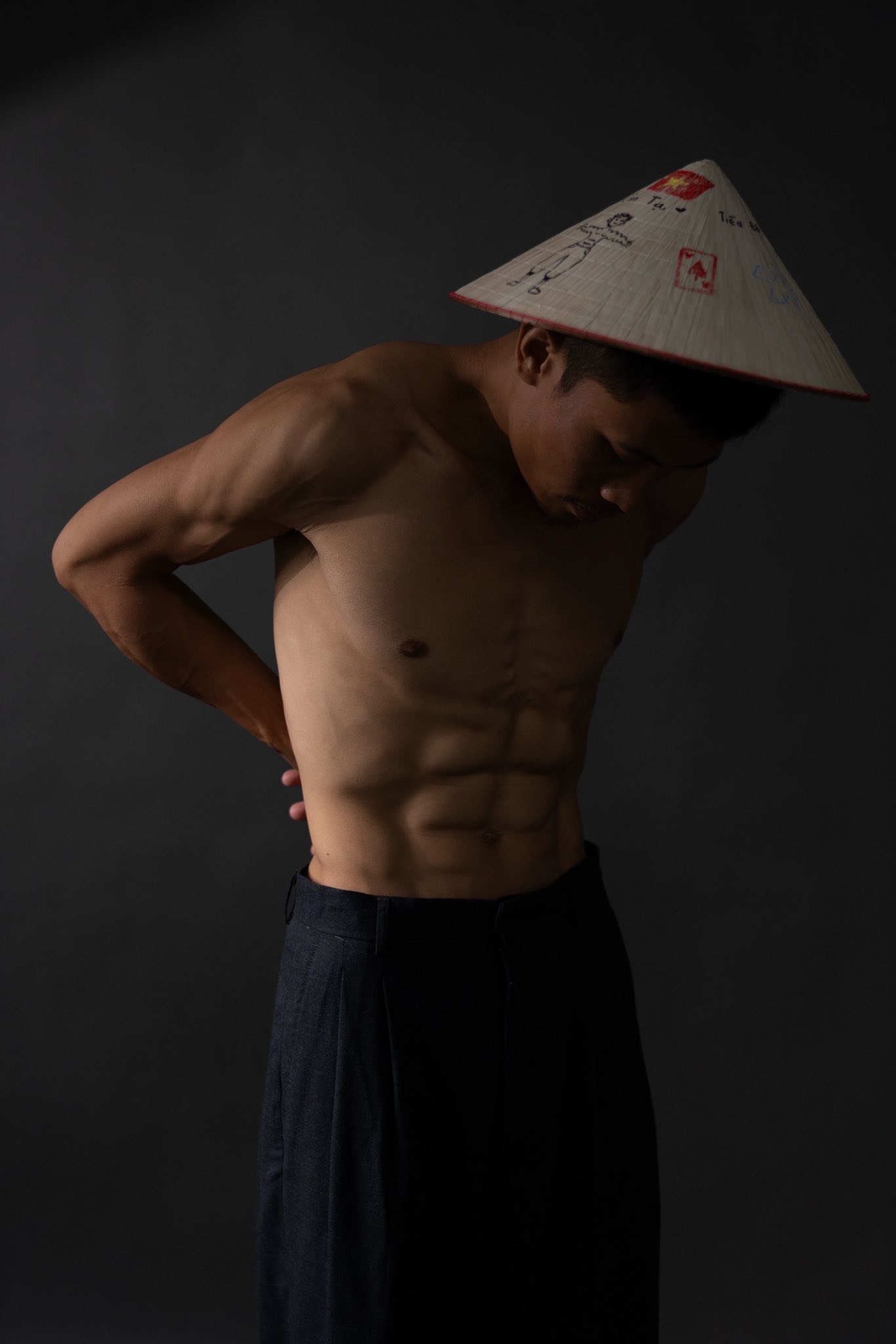 Sao nam phim Mưa Đỏ hết "huỷ dung" đến siết cân gây choáng: Visual lạ lẫm nhưng body 6 múi căng đét- Ảnh 1. Sao nam phim Mưa Đỏ hết "huỷ dung" đến siết cân gây choáng: Visual lạ lẫm nhưng body 6 múi căng đét- Ảnh 1.