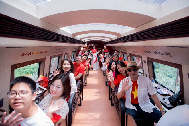 Chuyến tàu 2 tầng cải tạo từ toa xe cũ, chạy qua 5 ga: Thông tin mới nhất về giá vé, thời gian chạy- Ảnh 6. Chuyến tàu 2 tầng cải tạo từ toa xe cũ, chạy qua 5 ga: Thông tin mới nhất về giá vé, thời gian chạy- Ảnh 6.
