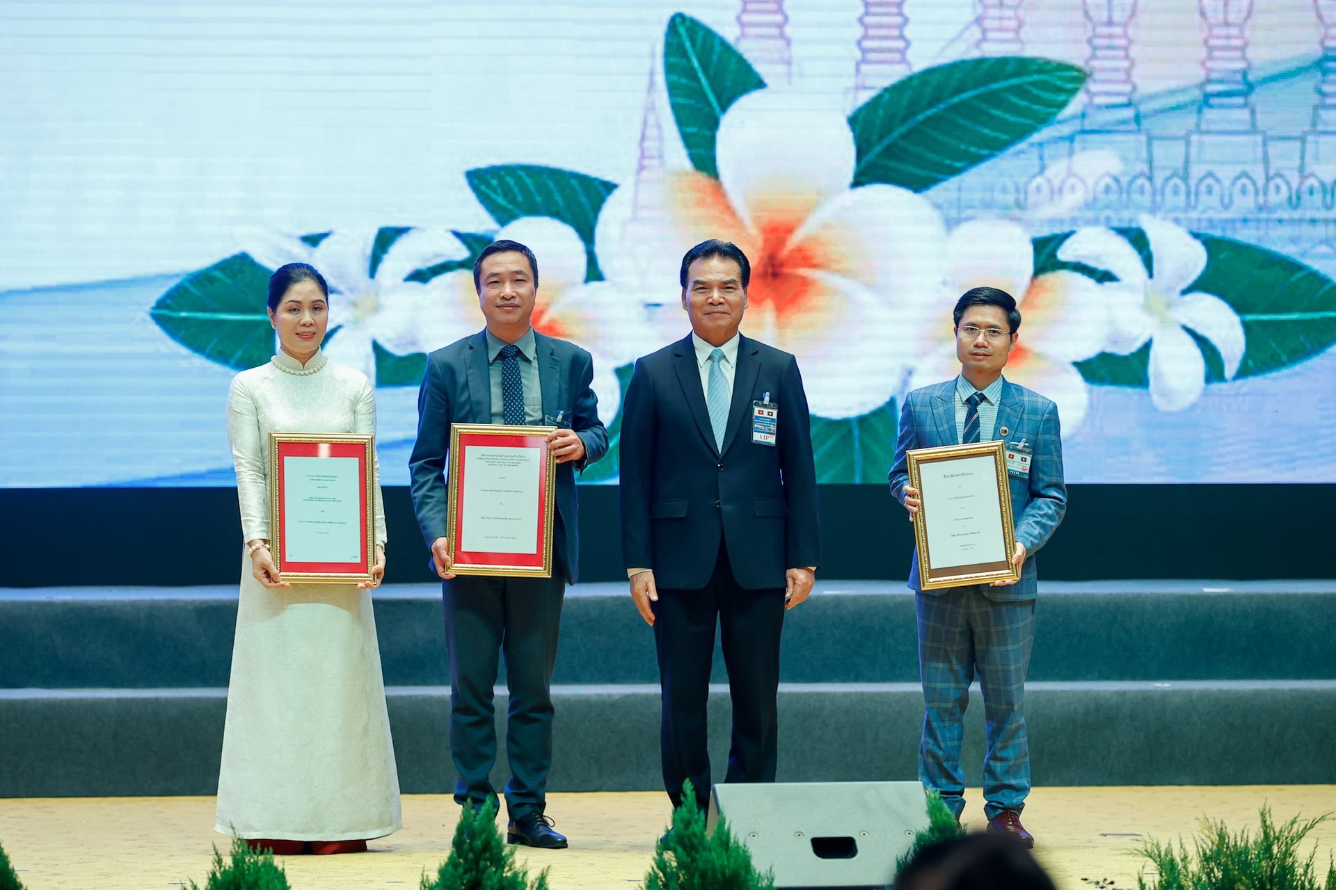 6 tháng thi công thần tốc, T&T Group của Bầu Hiển hoàn thành đường dây truyền tải điện gió Savan 1 từ Lào về Việt Nam trước thềm Đại lễ A80- Ảnh 2. 6 tháng thi công thần tốc, T&T Group của Bầu Hiển hoàn thành đường dây truyền tải điện gió Savan 1 từ Lào về Việt Nam trước thềm Đại lễ A80- Ảnh 2.