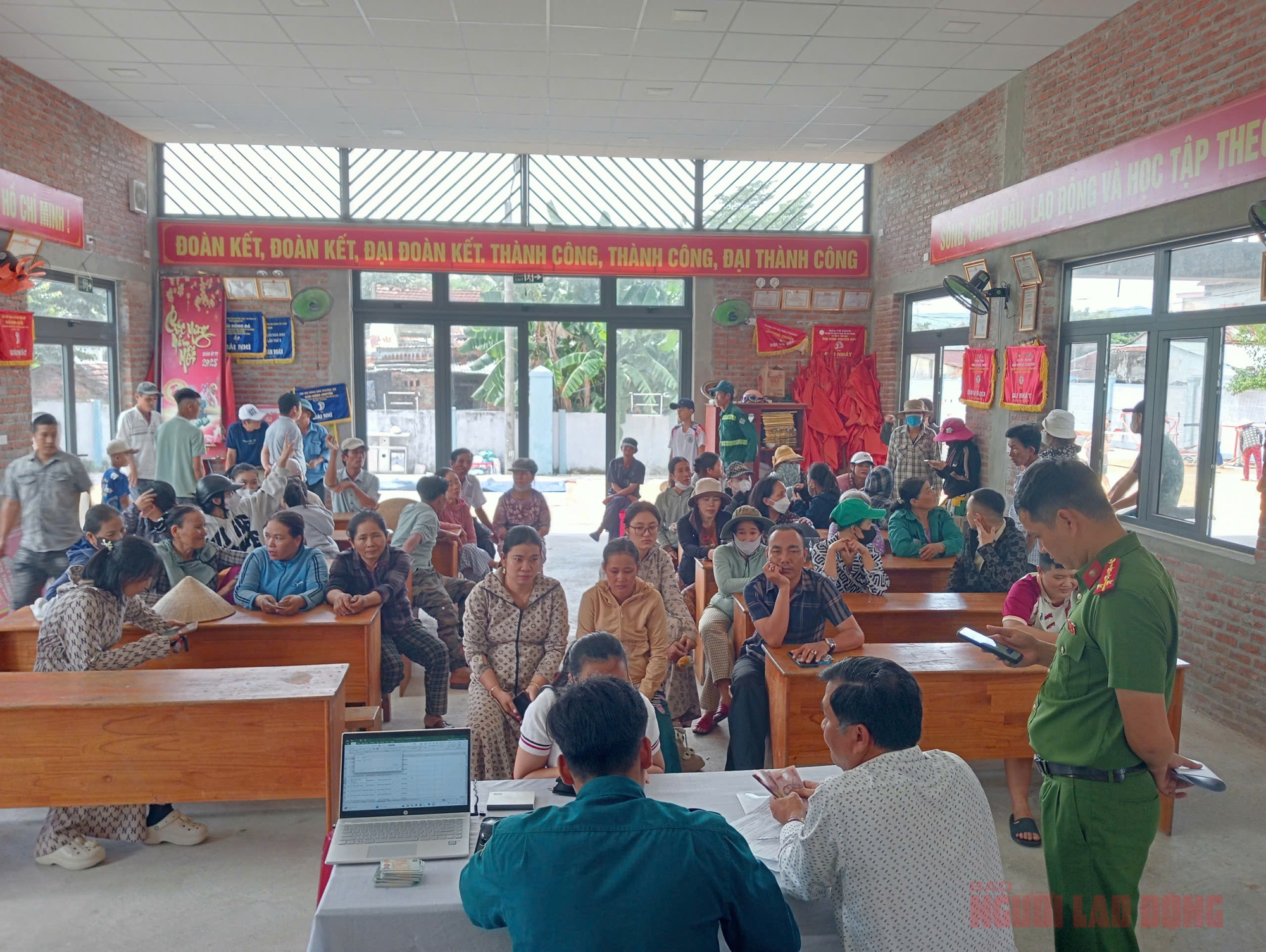 Cán bộ xã ở Đà Nẵng thức trắng đêm để hoàn thành chi trả quà Quốc khánh cho người dân- Ảnh 2. Cán bộ xã ở Đà Nẵng thức trắng đêm để hoàn thành chi trả quà Quốc khánh cho người dân- Ảnh 2.