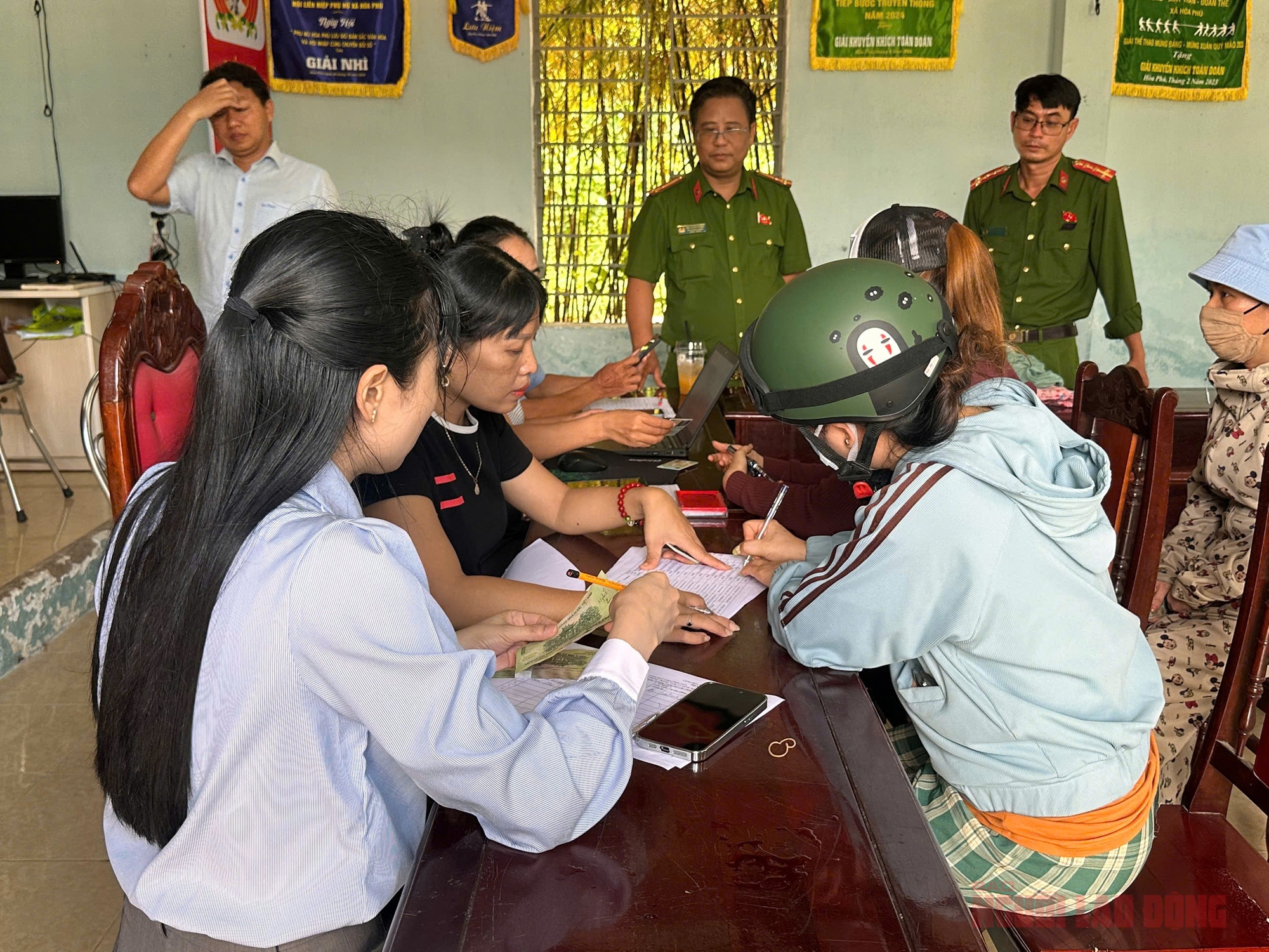 Cán bộ xã ở Đà Nẵng thức trắng đêm để hoàn thành chi trả quà Quốc khánh cho người dân- Ảnh 4. Cán bộ xã ở Đà Nẵng thức trắng đêm để hoàn thành chi trả quà Quốc khánh cho người dân- Ảnh 4.