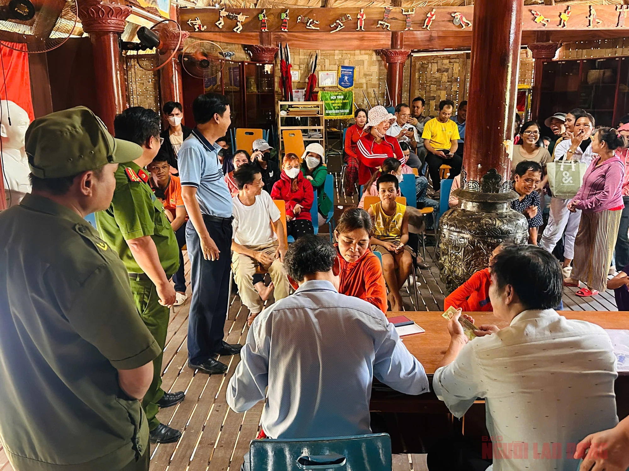 Cán bộ xã ở Đà Nẵng thức trắng đêm để hoàn thành chi trả quà Quốc khánh cho người dân- Ảnh 5. Cán bộ xã ở Đà Nẵng thức trắng đêm để hoàn thành chi trả quà Quốc khánh cho người dân- Ảnh 5.