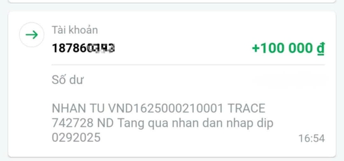 Nhiều ngân hàng chi trả hơn 1.100 tỉ đồng quà tặng 100.000 đồng cho người dân- Ảnh 2. Nhiều ngân hàng chi trả hơn 1.100 tỉ đồng quà tặng 100.000 đồng cho người dân- Ảnh 2.