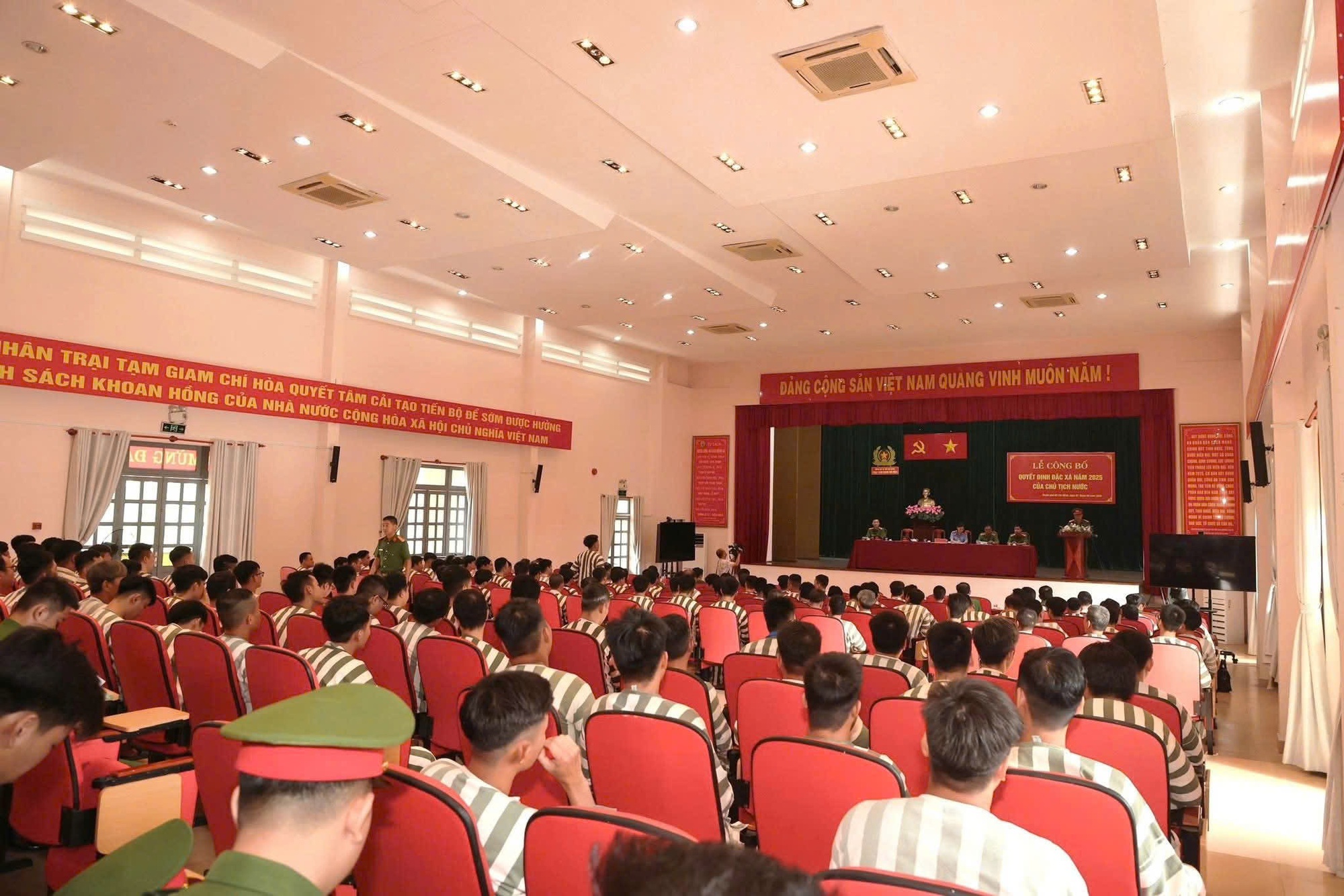 Công an TP HCM công bố quyết định đặc xá của Chủ tịch nước- Ảnh 2. Công an TP HCM công bố quyết định đặc xá của Chủ tịch nước- Ảnh 2.