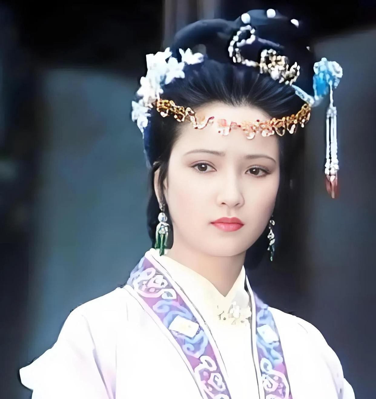 Diễn viên duy nhất góp mặt trong cả 4 bộ phim chuyển thể từ Tứ đại danh tác hóa ra là "con nhà người ta" học vấn đáng nể!- Ảnh 3.