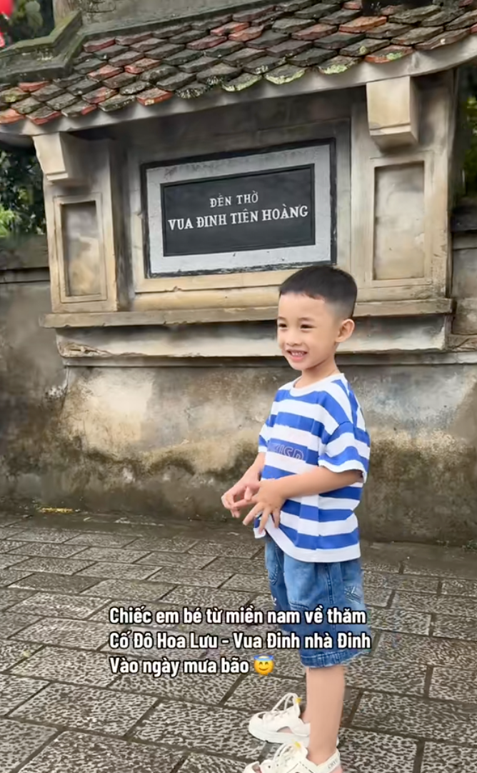 Bố mẹ đưa bé con 4 tuổi vượt hơn 1.600km từ Nam ra Bắc trước thềm đại lễ: Bố mẹ đưa bé con 4 tuổi vượt hơn 1.600km từ Nam ra Bắc trước thềm đại lễ:
