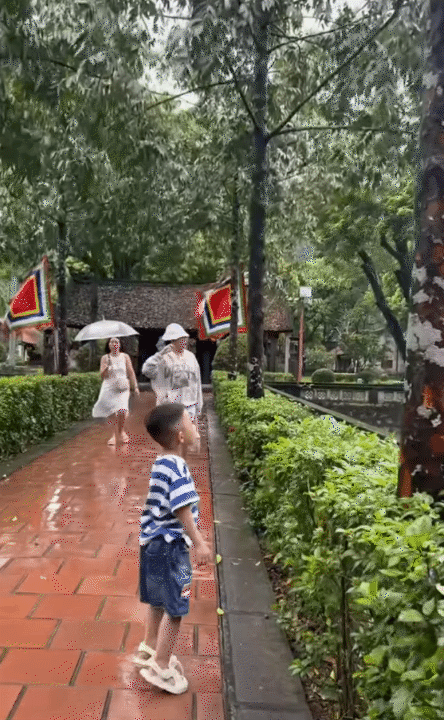 Bố mẹ đưa bé con 4 tuổi vượt hơn 1.600km từ Nam ra Bắc trước thềm đại lễ: Bố mẹ đưa bé con 4 tuổi vượt hơn 1.600km từ Nam ra Bắc trước thềm đại lễ: