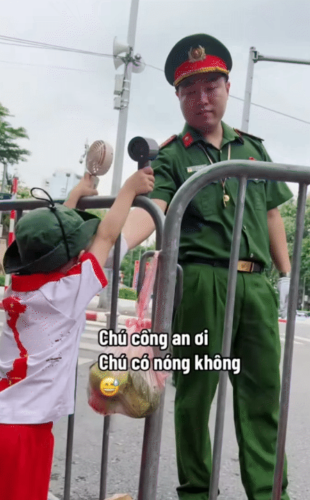 Bố mẹ đưa bé con 4 tuổi vượt hơn 1.600km từ Nam ra Bắc trước thềm đại lễ: Bố mẹ đưa bé con 4 tuổi vượt hơn 1.600km từ Nam ra Bắc trước thềm đại lễ: