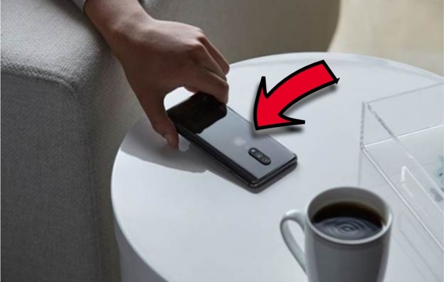 Đặt điện thoại xuống bàn nhớ úp màn hình, ai quen tay lật ngửa nhớ đổi ngay- Ảnh 1. Đặt điện thoại xuống bàn nhớ úp màn hình, ai quen tay lật ngửa nhớ đổi ngay- Ảnh 1.