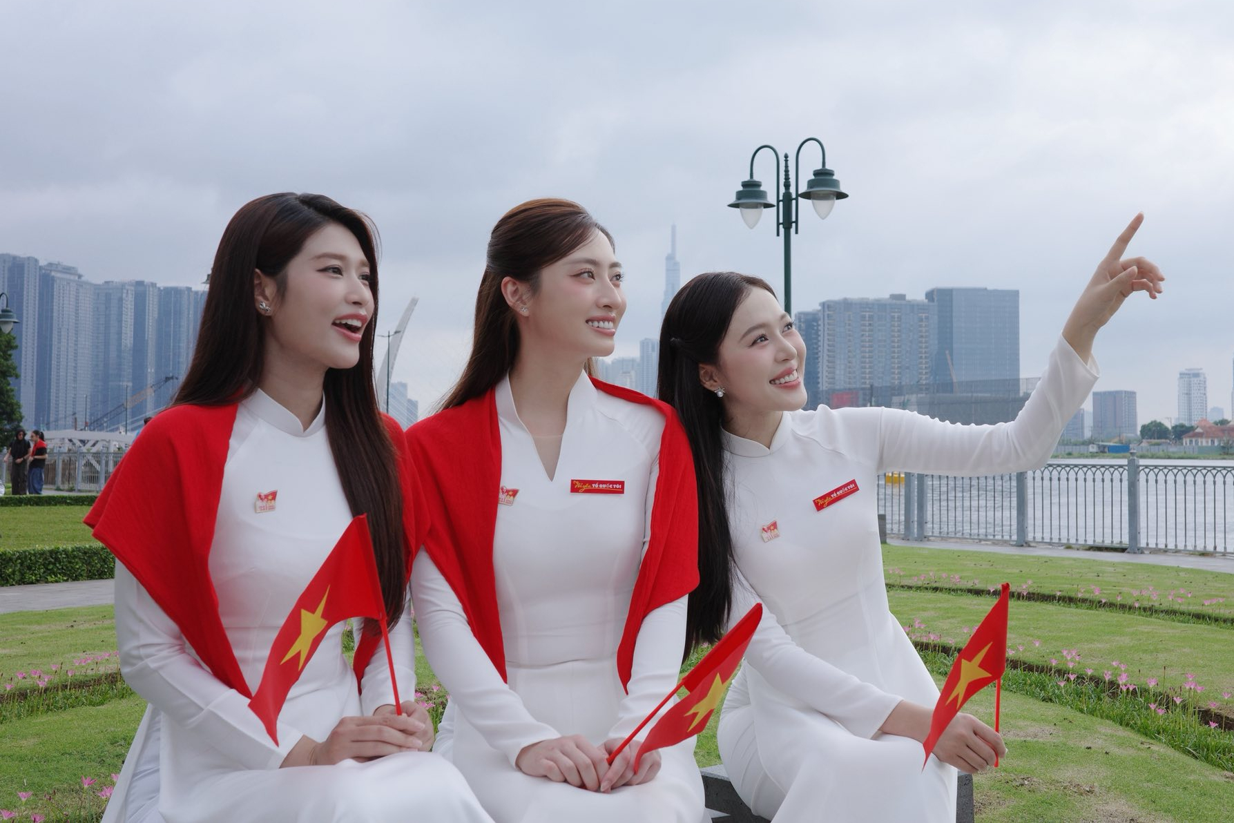 Dàn sao nhuộm đỏ MXH, không khí vui hơn Tết: Outfit xịn nhất chính là Dàn sao nhuộm đỏ MXH, không khí vui hơn Tết: Outfit xịn nhất chính là