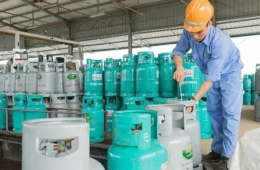 Giá gas bán lẻ đồng loạt tăng- Ảnh 1. Giá gas bán lẻ đồng loạt tăng- Ảnh 1.