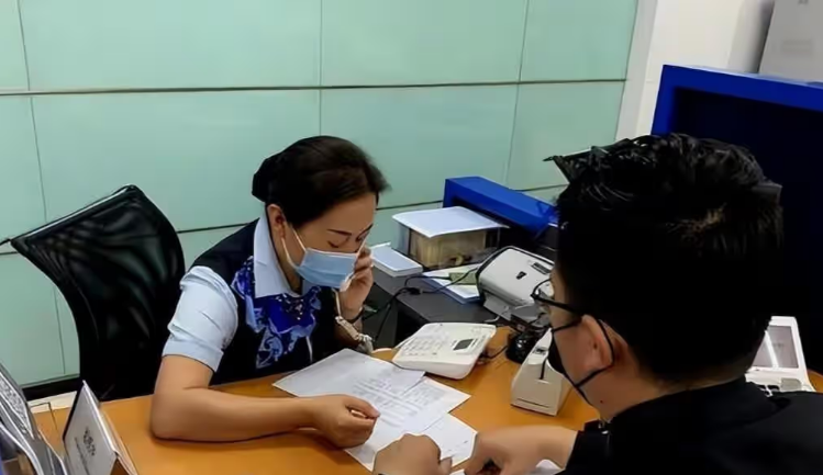 Khách mang 406 tỷ đồng tiền đền bù đất đi gửi tiết kiệm, 3 ngày sau phát hiện tiền được chuyển sang 9 tài khoản khác, báo ngân hàng thì được tin: “Chúng tôi đã trả nợ giúp anh rồi”- Ảnh 1.