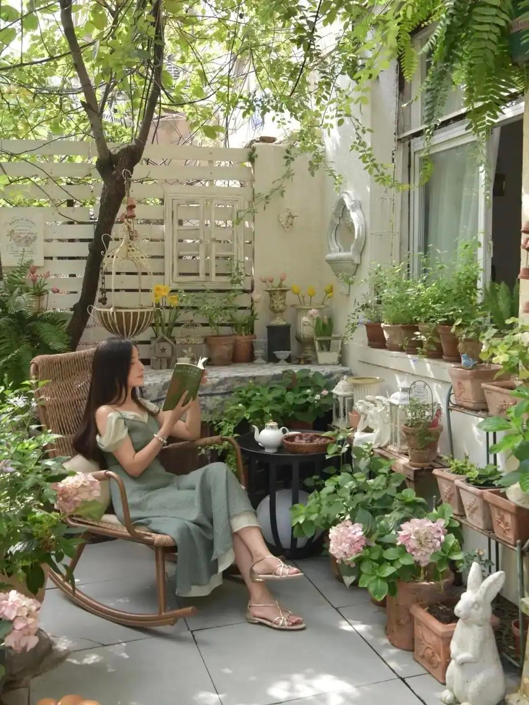 Góc sân nhỏ gây sốt: Ngập tràn hoa lá, đẹp như tiên cảnh khiến cư dân mạng thốt lên “không thể là ảnh dàn dựng!”- Ảnh 4. Góc sân nhỏ gây sốt: Ngập tràn hoa lá, đẹp như tiên cảnh khiến cư dân mạng thốt lên “không thể là ảnh dàn dựng!”- Ảnh 4.