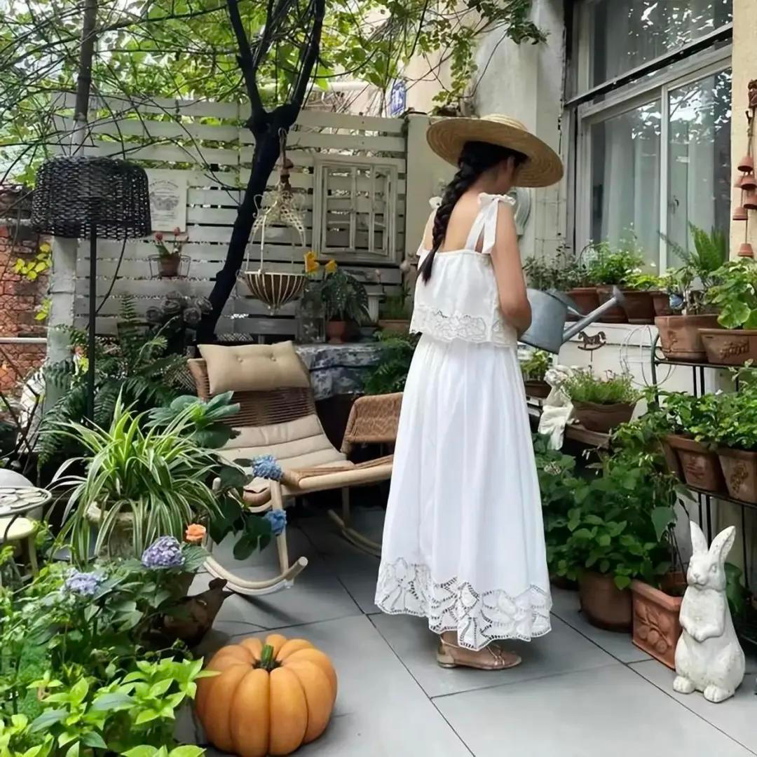 Góc sân nhỏ gây sốt: Ngập tràn hoa lá, đẹp như tiên cảnh khiến cư dân mạng thốt lên “không thể là ảnh dàn dựng!”- Ảnh 12. Góc sân nhỏ gây sốt: Ngập tràn hoa lá, đẹp như tiên cảnh khiến cư dân mạng thốt lên “không thể là ảnh dàn dựng!”- Ảnh 12.