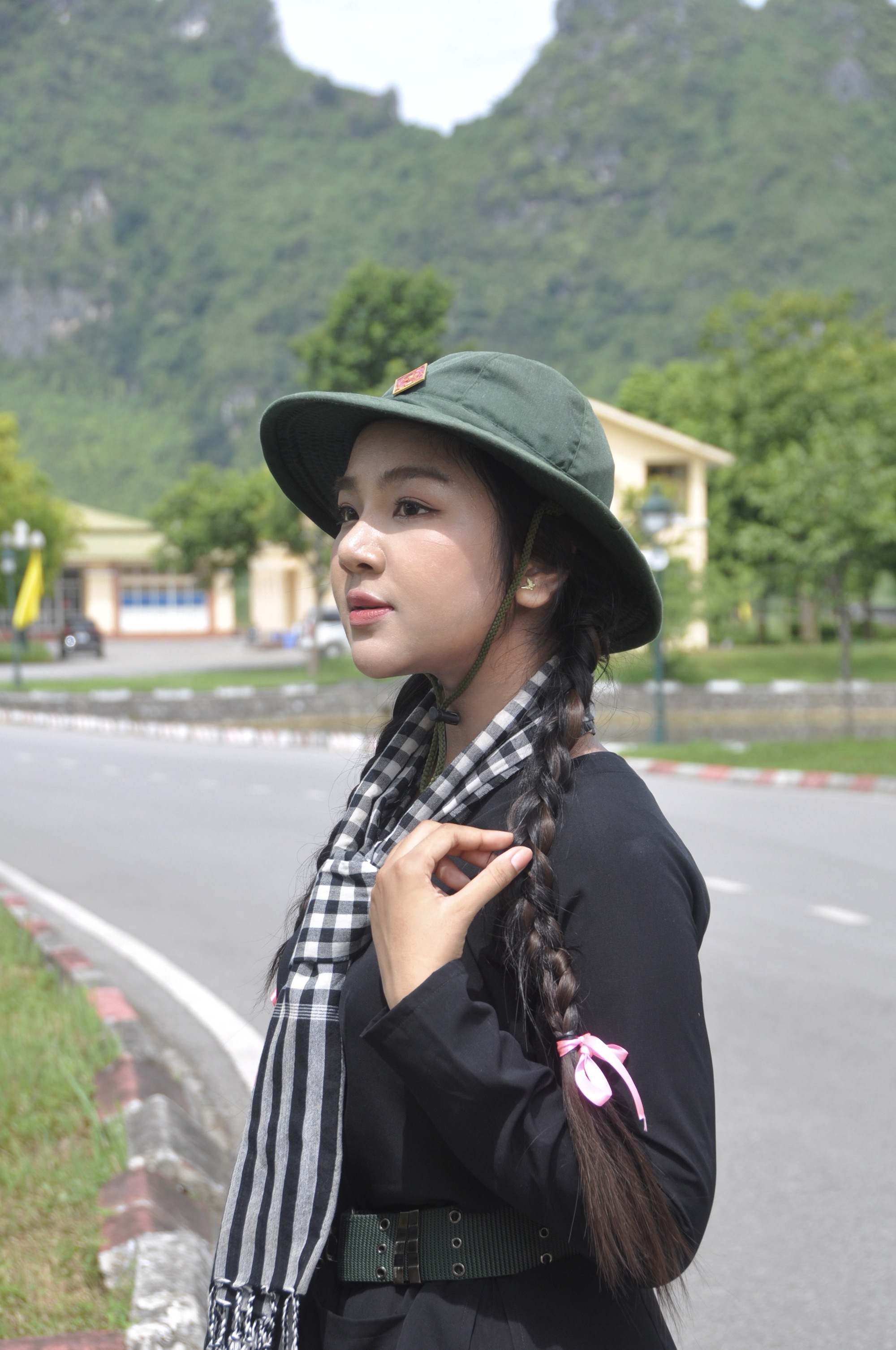 Út Thư - cô gái TP.HCM đi diễu binh 2/9 được bố mẹ in hình treo khắp quán cà phê: Profile đỉnh nóc phía sau- Ảnh 3. Út Thư - cô gái TP.HCM đi diễu binh 2/9 được bố mẹ in hình treo khắp quán cà phê: Profile đỉnh nóc phía sau- Ảnh 3.