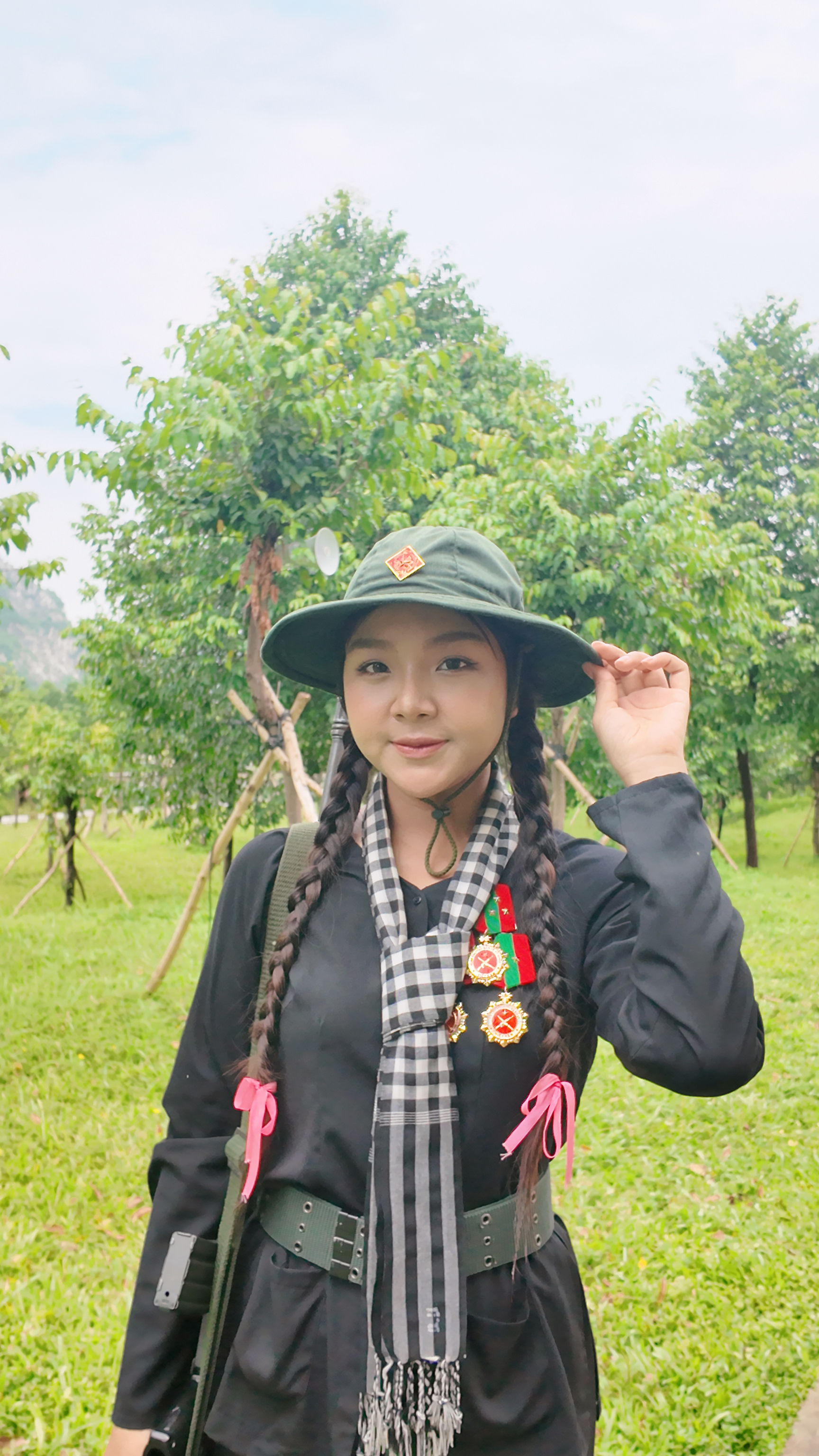 Út Thư - cô gái TP.HCM đi diễu binh 2/9 được bố mẹ in hình treo khắp quán cà phê: Profile đỉnh nóc phía sau- Ảnh 4. Út Thư - cô gái TP.HCM đi diễu binh 2/9 được bố mẹ in hình treo khắp quán cà phê: Profile đỉnh nóc phía sau- Ảnh 4.