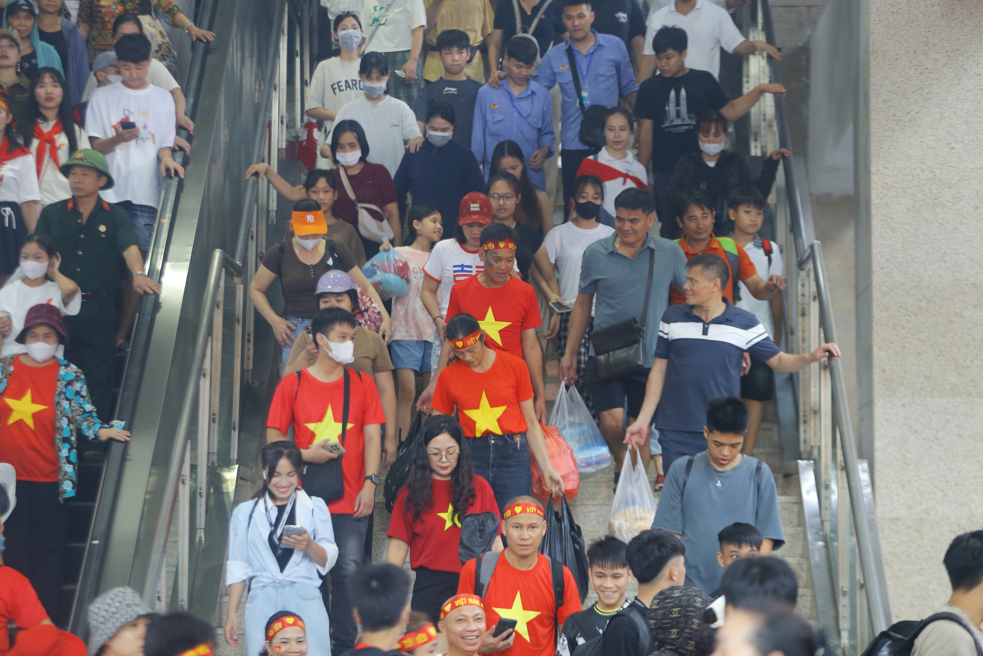 Miễn phí vé, ga tàu Cát Linh - Hà Đông chật kín khách đi xem diễu binh Quốc khánh 2-9- Ảnh 1. Miễn phí vé, ga tàu Cát Linh - Hà Đông chật kín khách đi xem diễu binh Quốc khánh 2-9- Ảnh 1.
