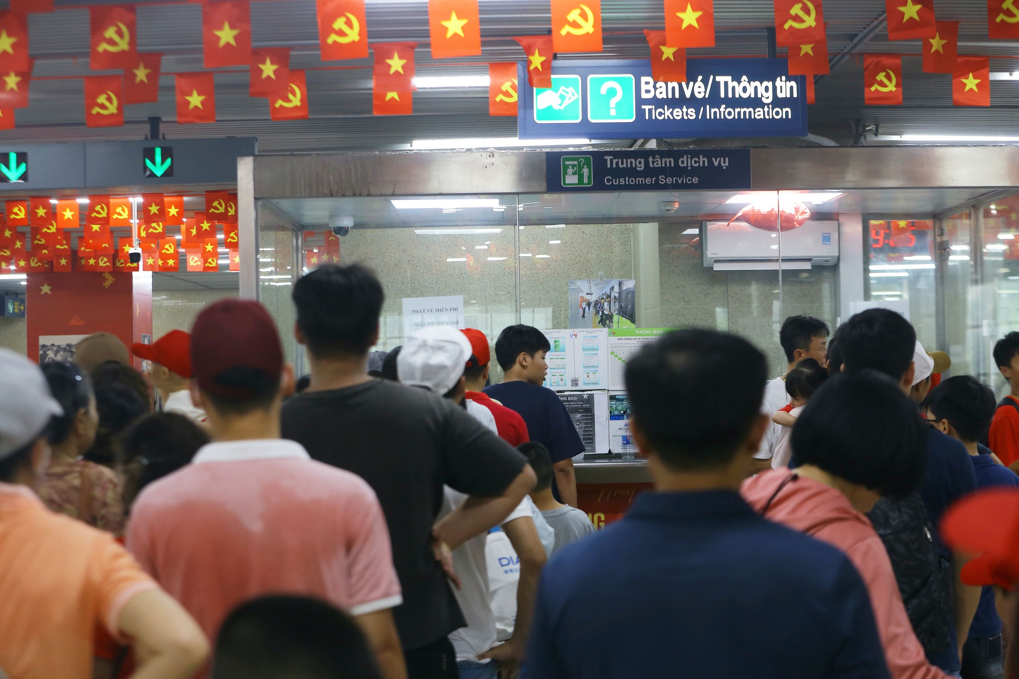 Miễn phí vé, ga tàu Cát Linh - Hà Đông chật kín khách đi xem diễu binh Quốc khánh 2-9- Ảnh 5. Miễn phí vé, ga tàu Cát Linh - Hà Đông chật kín khách đi xem diễu binh Quốc khánh 2-9- Ảnh 5.