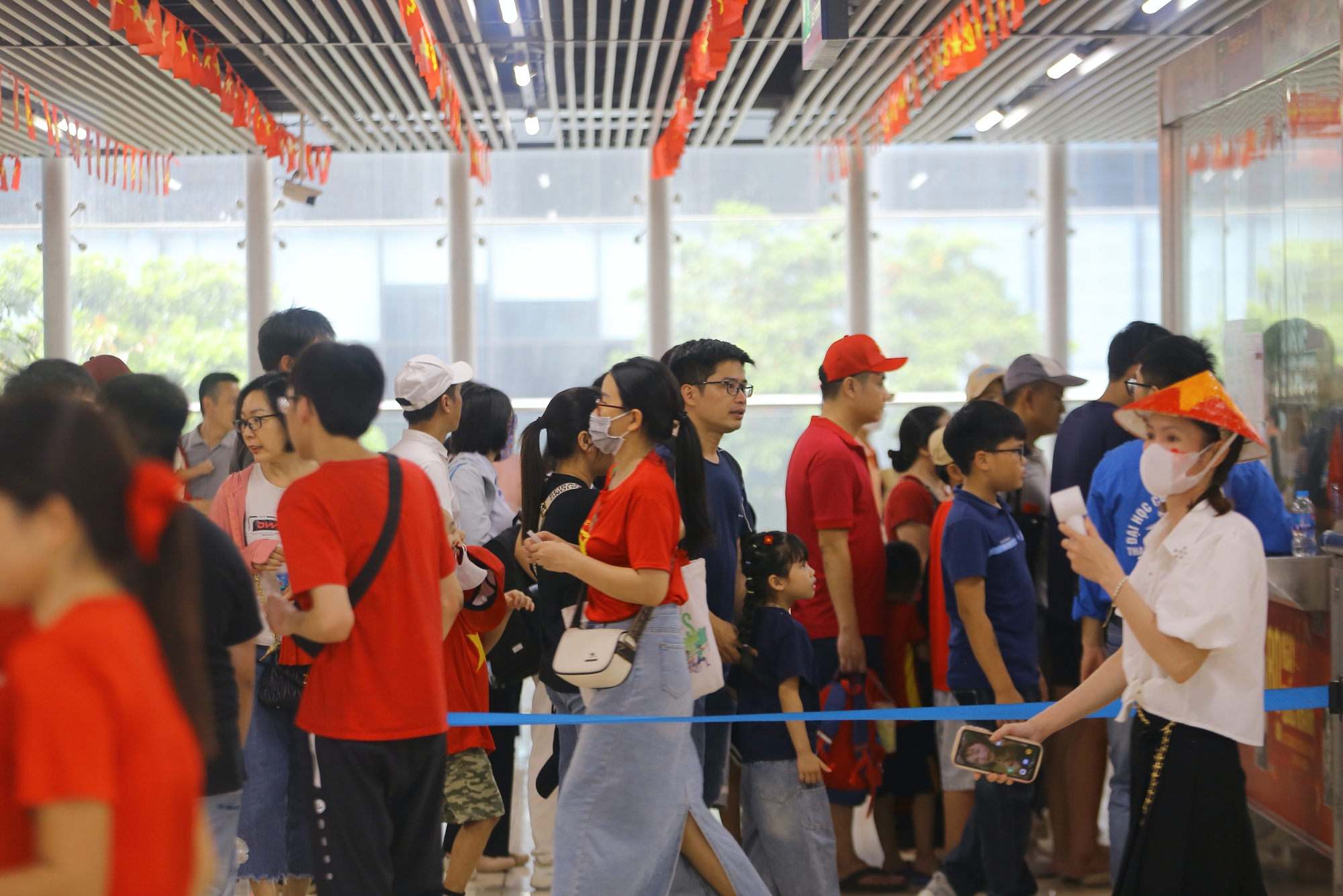 Miễn phí vé, ga tàu Cát Linh - Hà Đông chật kín khách đi xem diễu binh Quốc khánh 2-9- Ảnh 6. Miễn phí vé, ga tàu Cát Linh - Hà Đông chật kín khách đi xem diễu binh Quốc khánh 2-9- Ảnh 6.