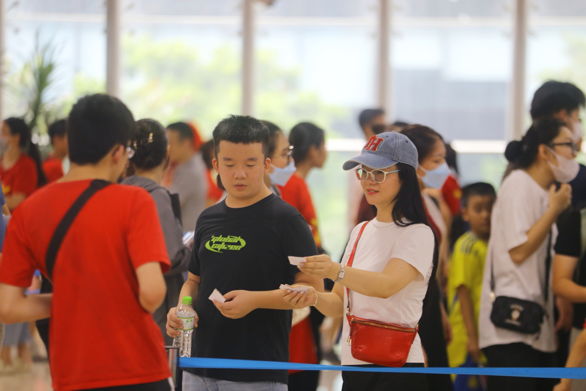 Miễn phí vé, ga tàu Cát Linh - Hà Đông chật kín khách đi xem diễu binh Quốc khánh 2-9- Ảnh 7. Miễn phí vé, ga tàu Cát Linh - Hà Đông chật kín khách đi xem diễu binh Quốc khánh 2-9- Ảnh 7.
