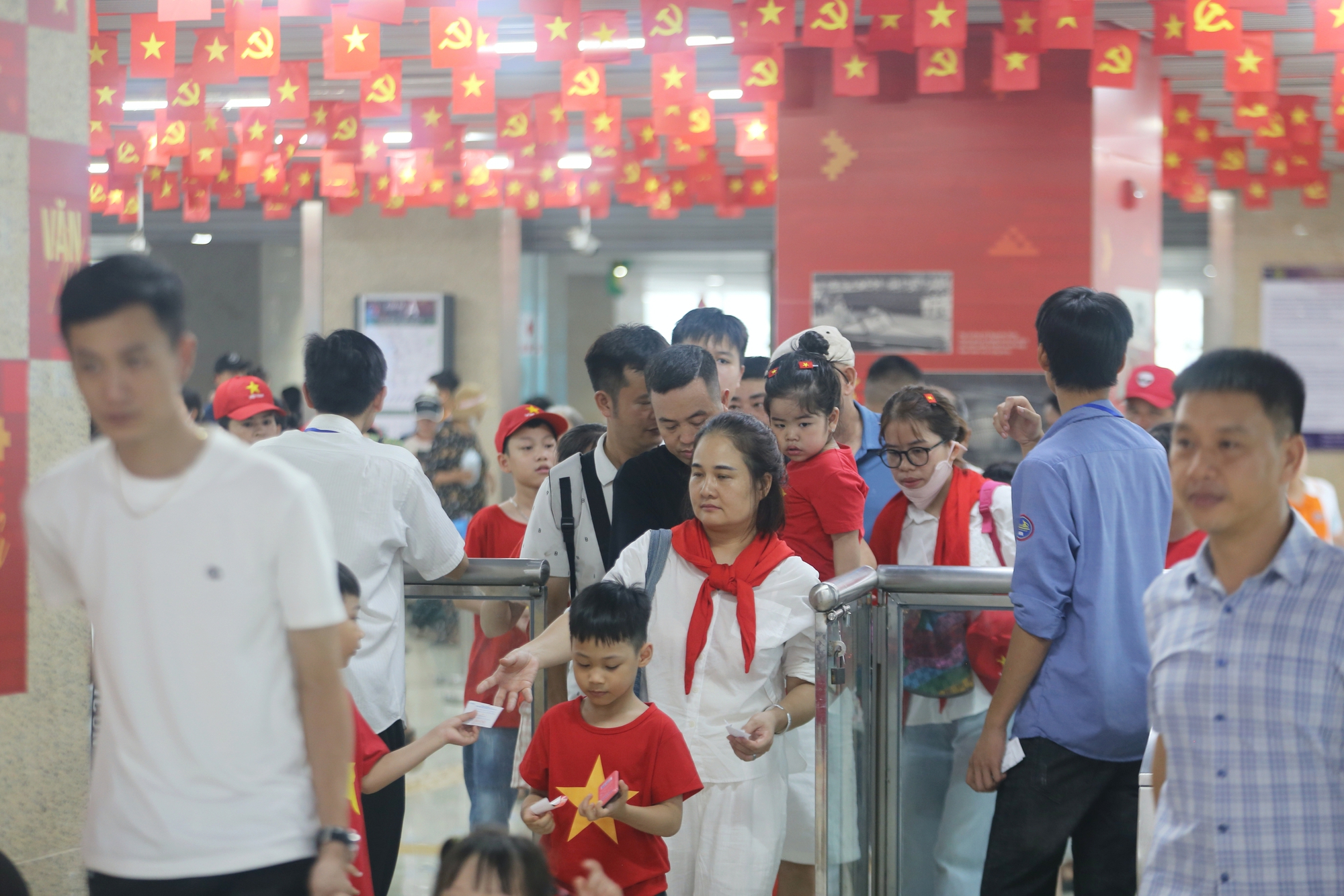 Miễn phí vé, ga tàu Cát Linh - Hà Đông chật kín khách đi xem diễu binh Quốc khánh 2-9- Ảnh 8. Miễn phí vé, ga tàu Cát Linh - Hà Đông chật kín khách đi xem diễu binh Quốc khánh 2-9- Ảnh 8.