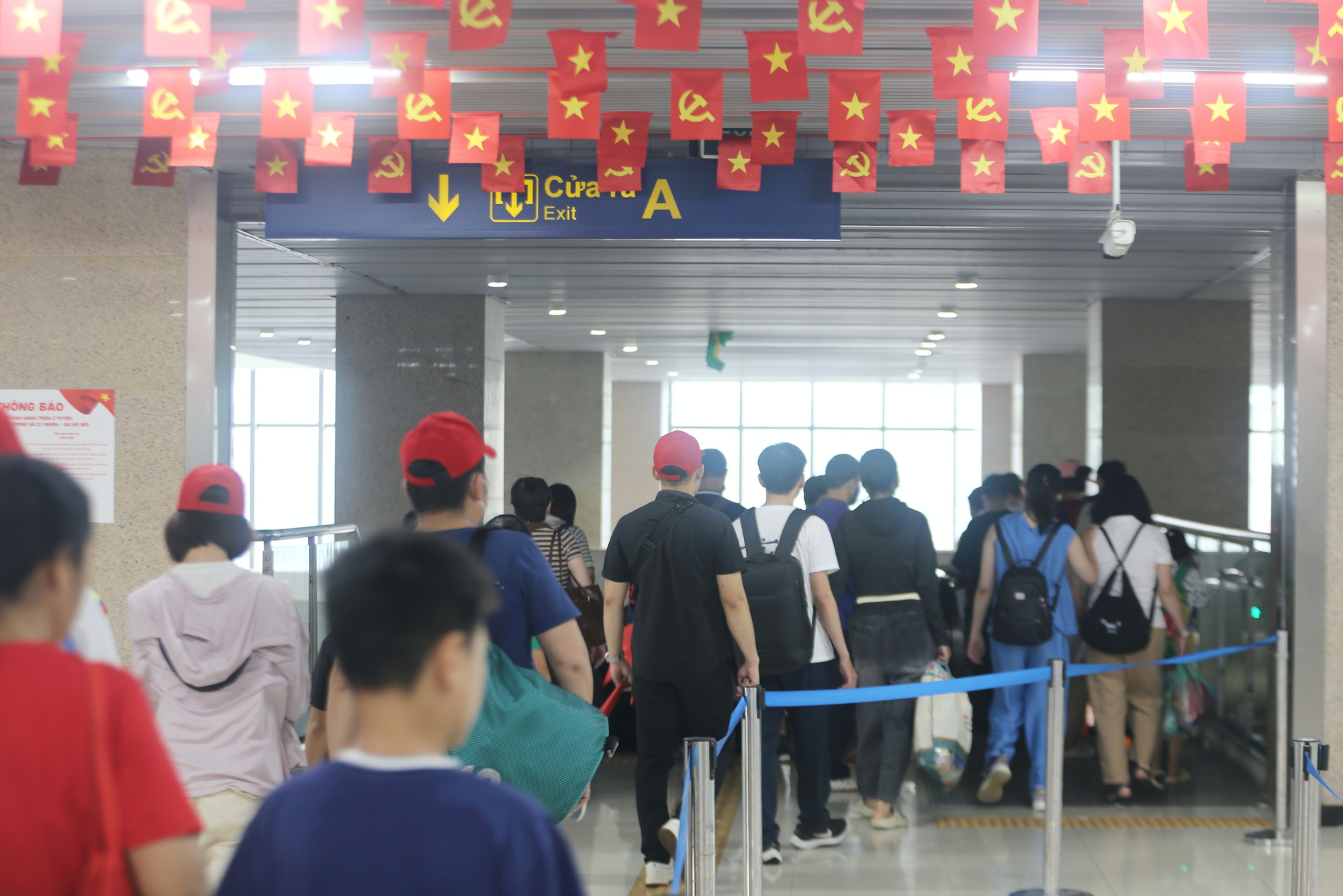 Miễn phí vé, ga tàu Cát Linh - Hà Đông chật kín khách đi xem diễu binh Quốc khánh 2-9- Ảnh 9. Miễn phí vé, ga tàu Cát Linh - Hà Đông chật kín khách đi xem diễu binh Quốc khánh 2-9- Ảnh 9.
