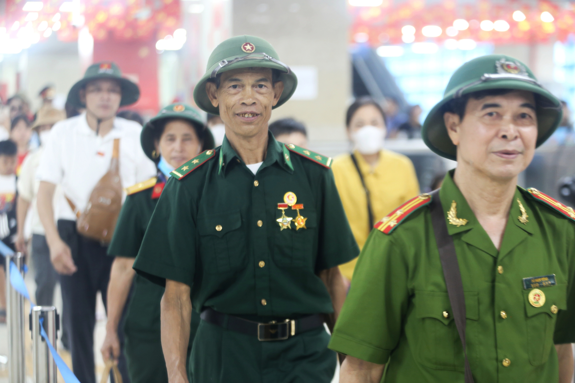 Miễn phí vé, ga tàu Cát Linh - Hà Đông chật kín khách đi xem diễu binh Quốc khánh 2-9- Ảnh 10. Miễn phí vé, ga tàu Cát Linh - Hà Đông chật kín khách đi xem diễu binh Quốc khánh 2-9- Ảnh 10.