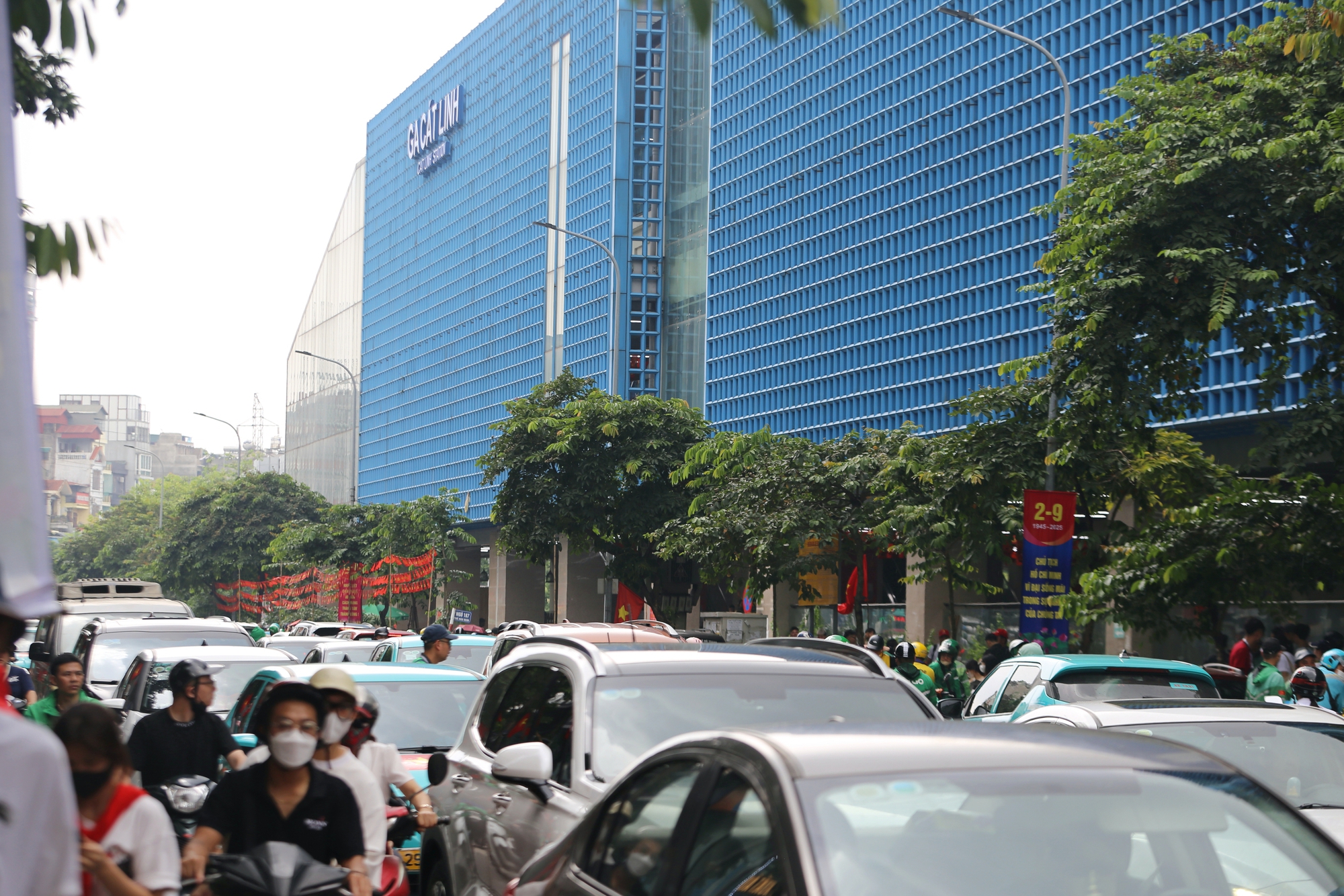 Miễn phí vé, ga tàu Cát Linh - Hà Đông chật kín khách đi xem diễu binh Quốc khánh 2-9- Ảnh 13. Miễn phí vé, ga tàu Cát Linh - Hà Đông chật kín khách đi xem diễu binh Quốc khánh 2-9- Ảnh 13.