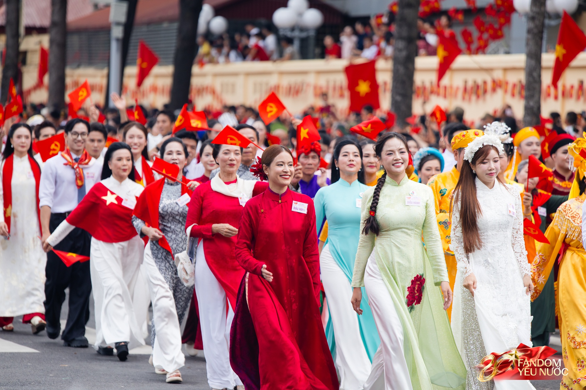 Nữ diễn viên có mẹ là Thượng tá quân đội, vinh dự cầm biển của khối Văn hoá - Thể thao diễu hành A80- Ảnh 4. Nữ diễn viên có mẹ là Thượng tá quân đội, vinh dự cầm biển của khối Văn hoá - Thể thao diễu hành A80- Ảnh 4.