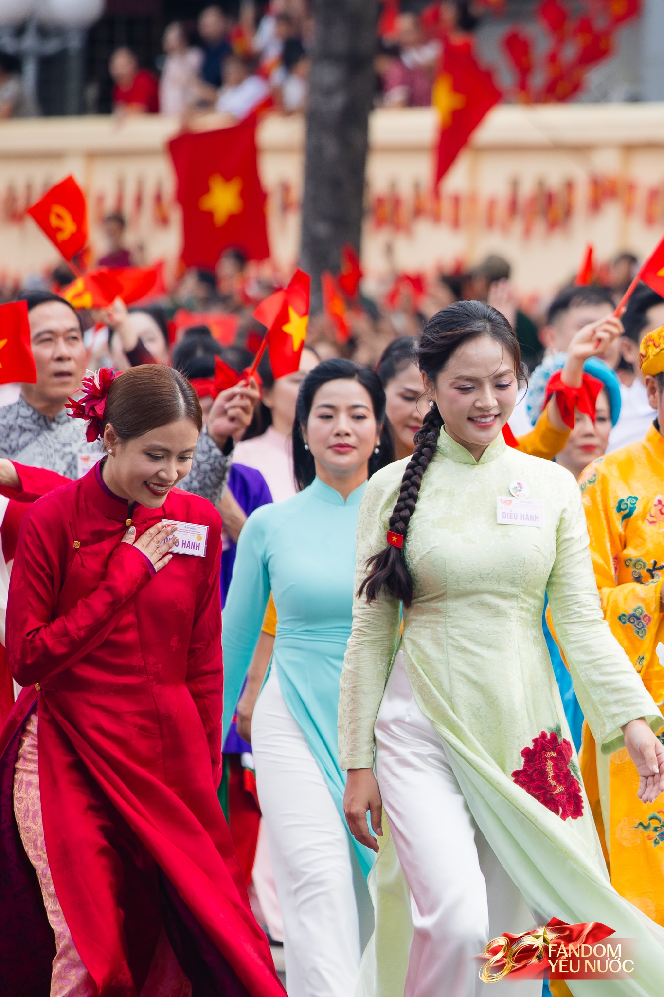 Nữ diễn viên có mẹ là Thượng tá quân đội, vinh dự cầm biển của khối Văn hoá - Thể thao diễu hành A80- Ảnh 3. Nữ diễn viên có mẹ là Thượng tá quân đội, vinh dự cầm biển của khối Văn hoá - Thể thao diễu hành A80- Ảnh 3.
