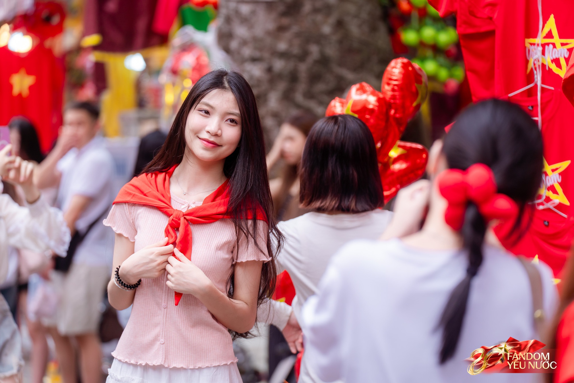 Hà Nội mưa như trút, "khối yêu nước" vẫn không rời vị trí để xem diễu binh 2/9- Ảnh 26. Hà Nội mưa như trút, "khối yêu nước" vẫn không rời vị trí để xem diễu binh 2/9- Ảnh 26.