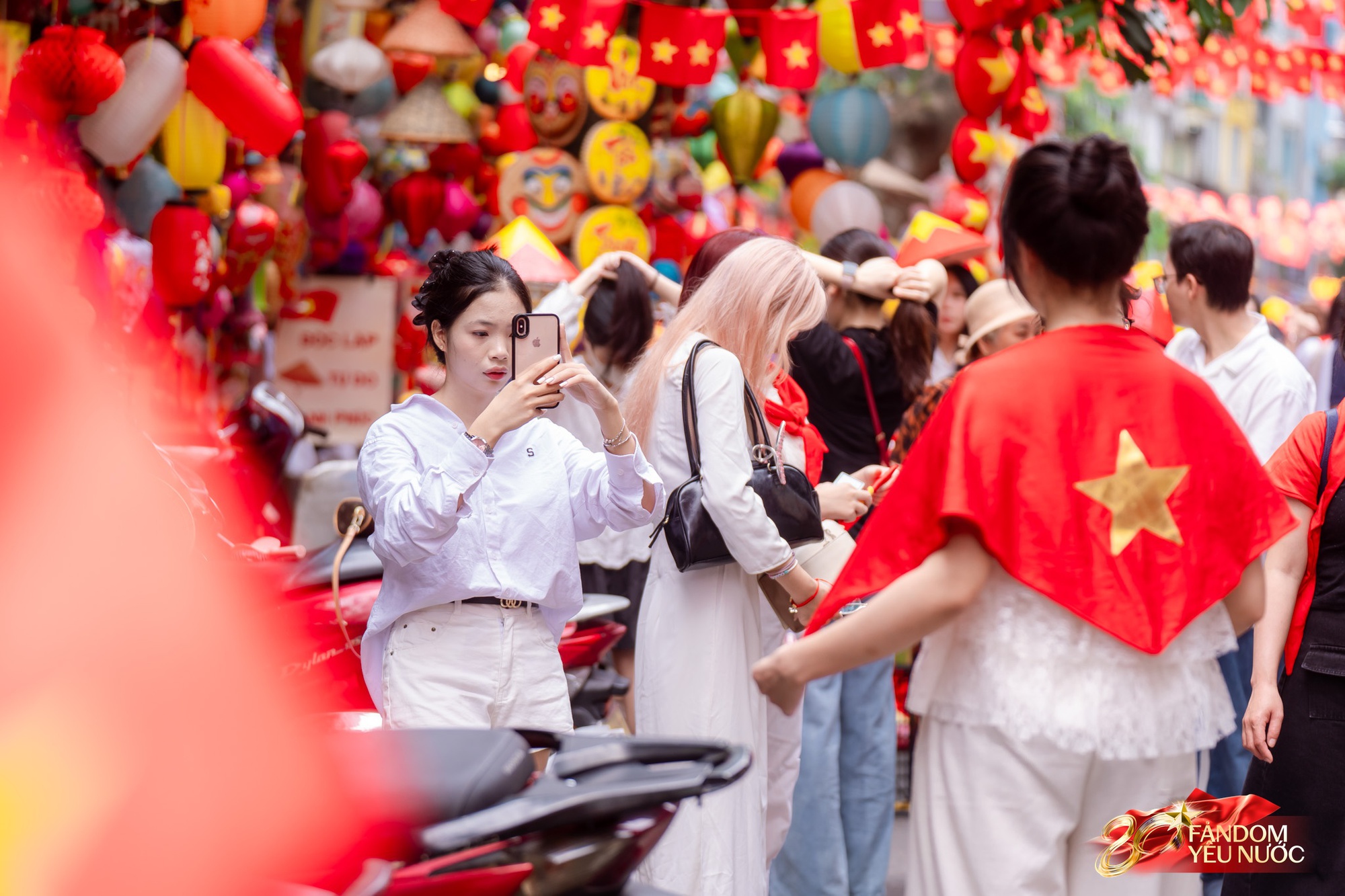 Hà Nội mưa như trút, "khối yêu nước" vẫn không rời vị trí để xem diễu binh 2/9- Ảnh 22. Hà Nội mưa như trút, "khối yêu nước" vẫn không rời vị trí để xem diễu binh 2/9- Ảnh 22.