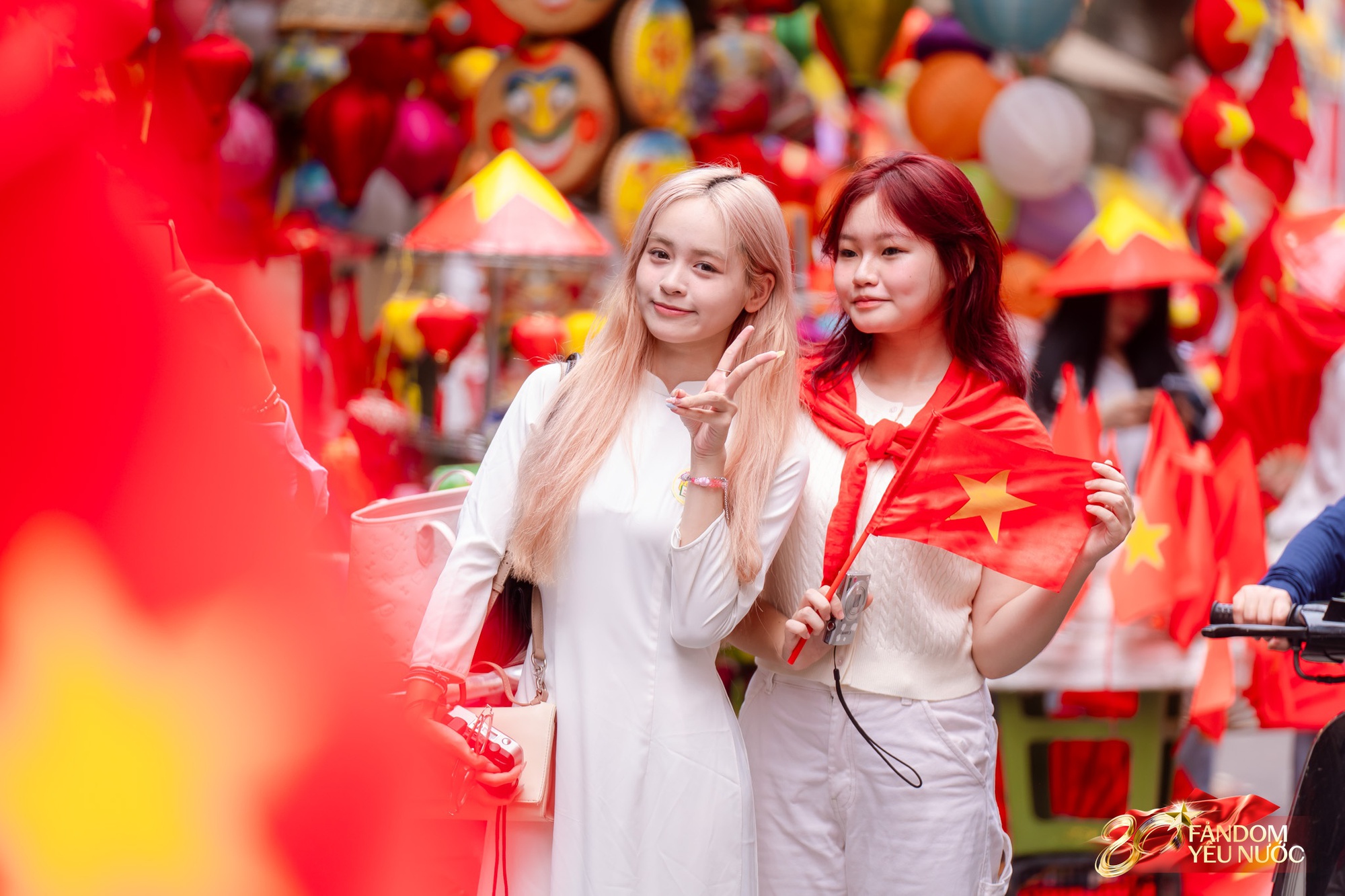 Hà Nội mưa như trút, "khối yêu nước" vẫn không rời vị trí để xem diễu binh 2/9- Ảnh 29. Hà Nội mưa như trút, "khối yêu nước" vẫn không rời vị trí để xem diễu binh 2/9- Ảnh 29.