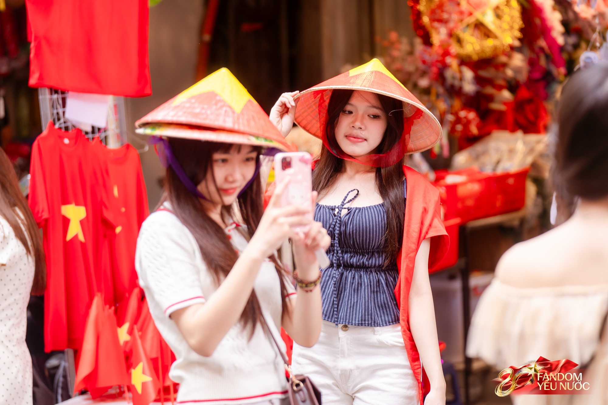 Hà Nội mưa như trút, "khối yêu nước" vẫn không rời vị trí để xem diễu binh 2/9- Ảnh 25. Hà Nội mưa như trút, "khối yêu nước" vẫn không rời vị trí để xem diễu binh 2/9- Ảnh 25.